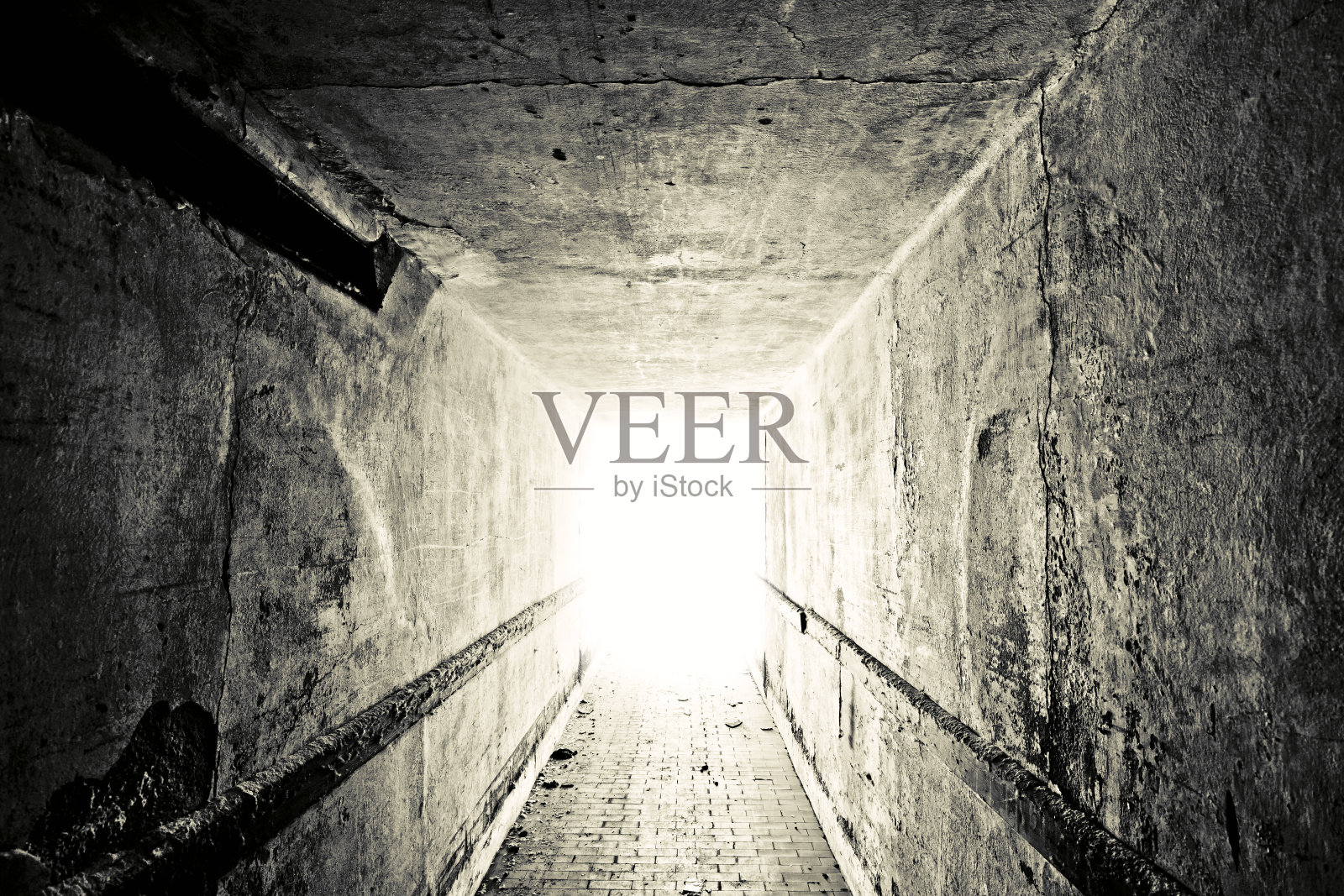 光在尽头。隧道或走廊逃生照片摄影图片