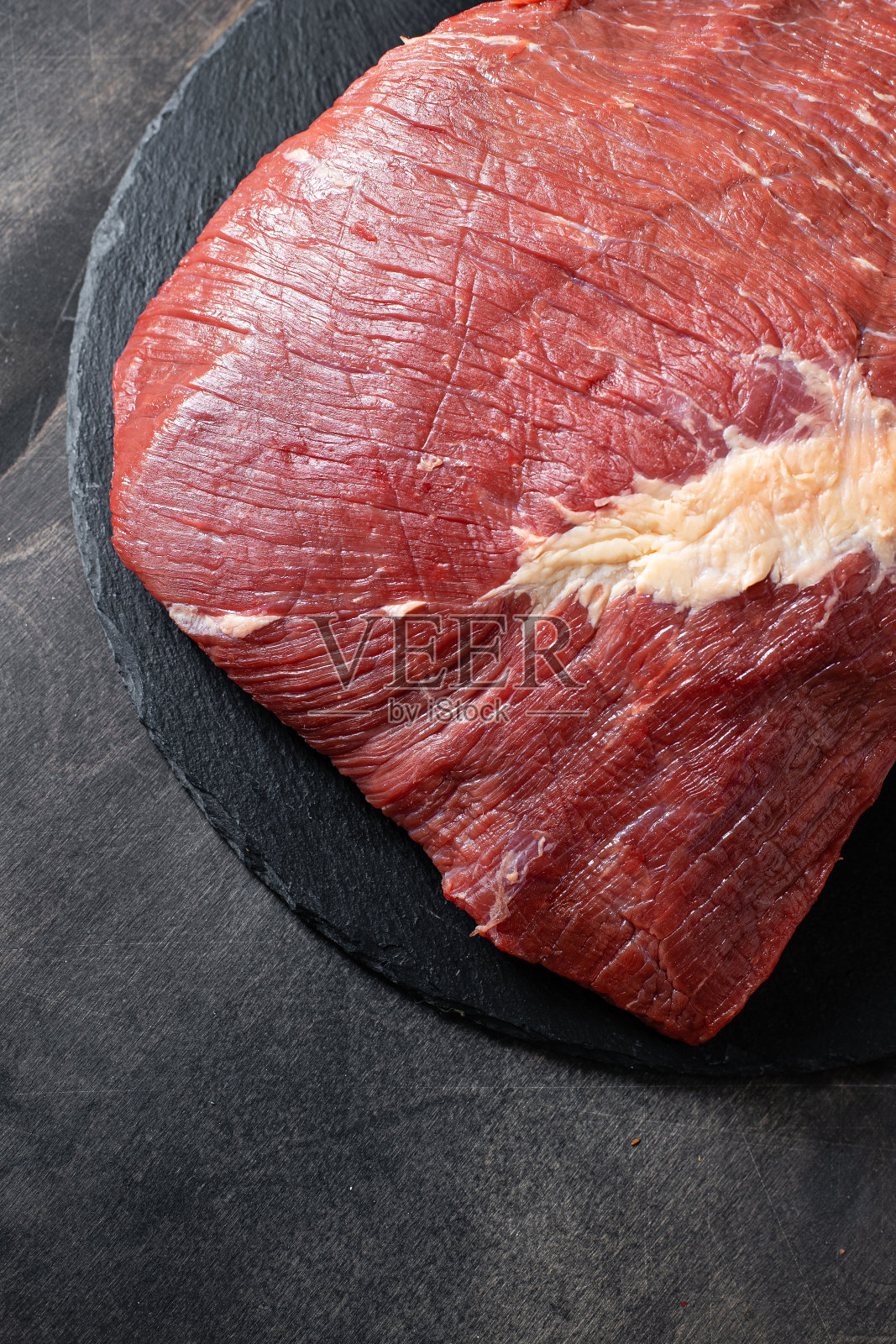 新鲜的生牛肉在黑色的背景照片摄影图片