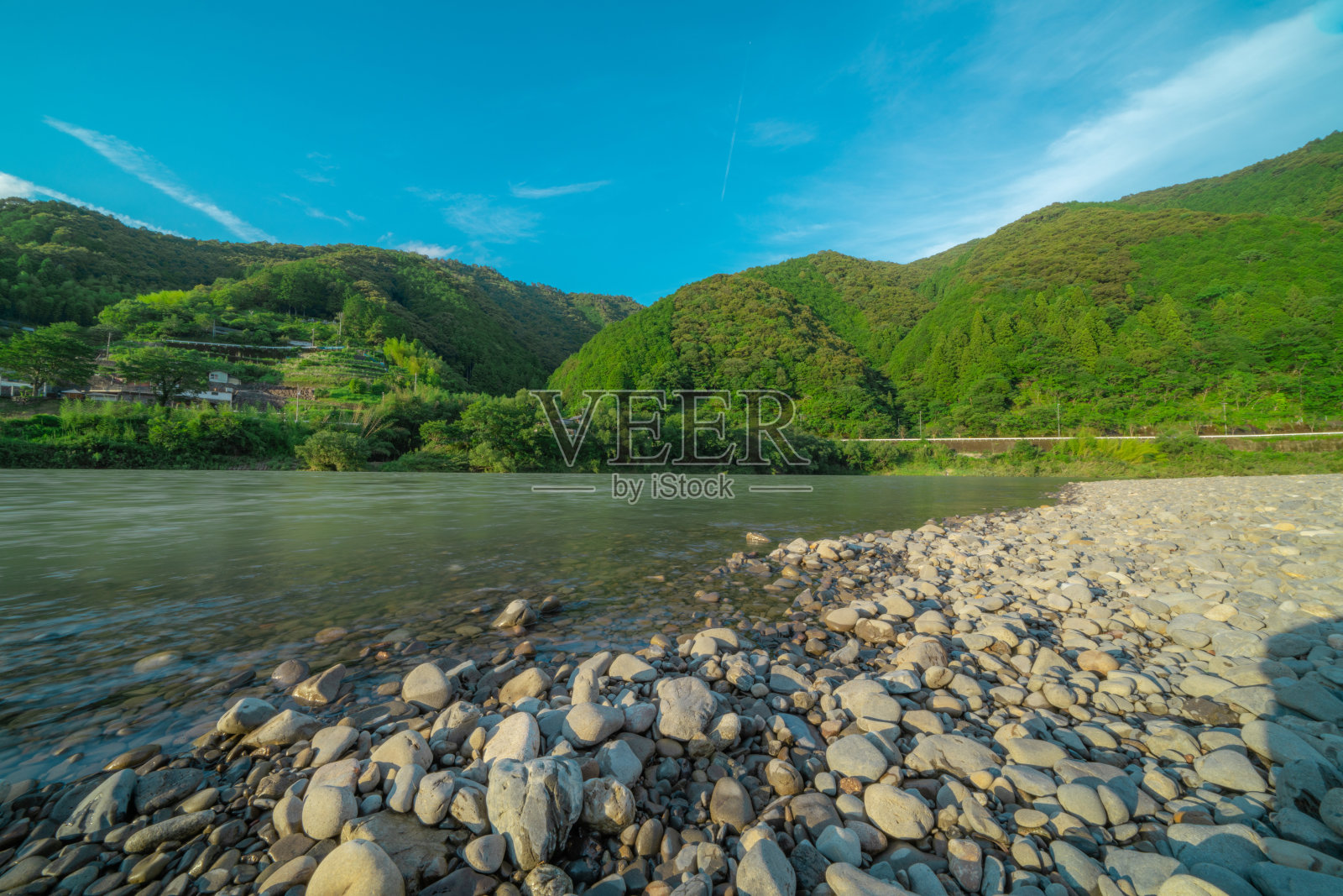石曼托河上的一座下沉桥照片摄影图片
