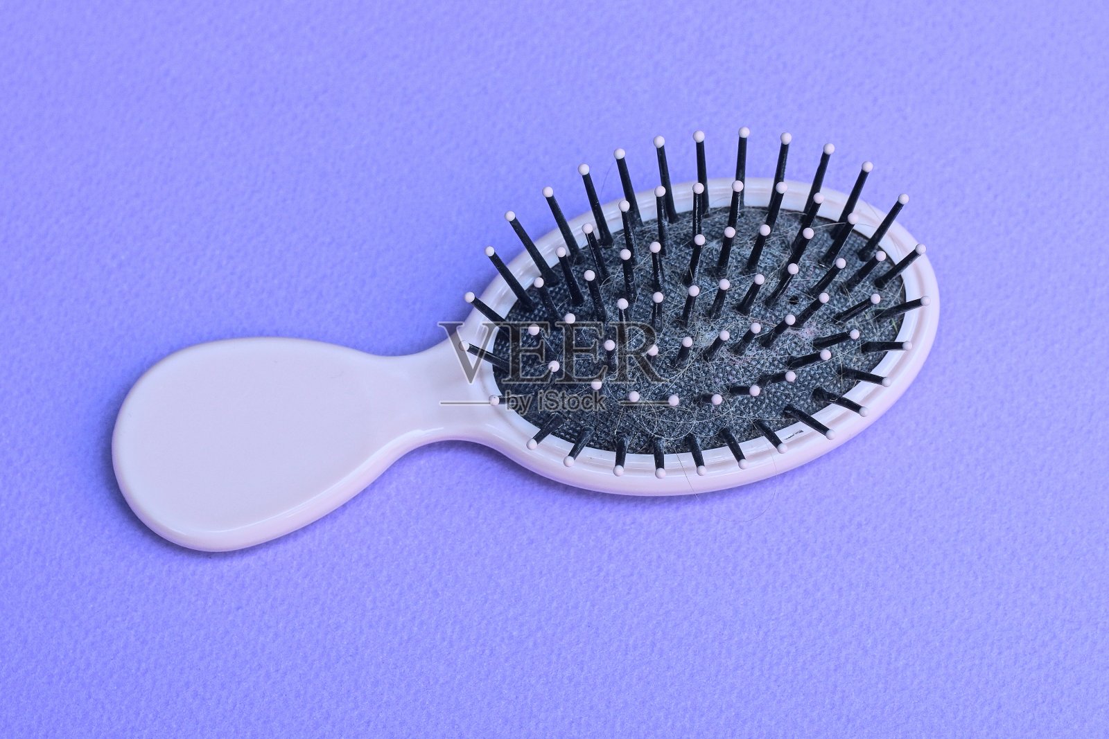 一把灰色的黑色塑料发刷照片摄影图片