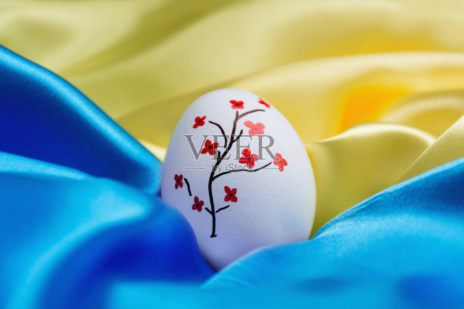 乌克兰国旗上的复活节彩蛋。照片摄影图片