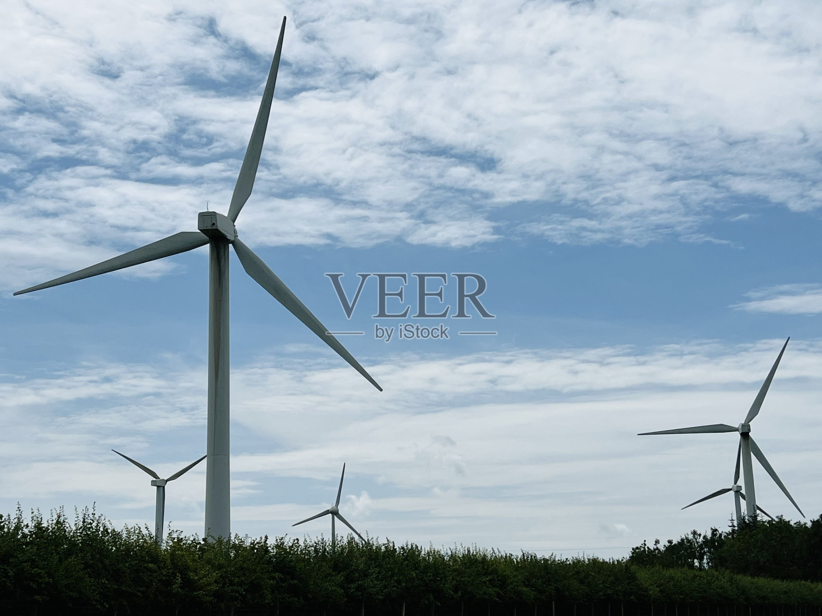 蓝天下的风力涡轮机照片摄影图片