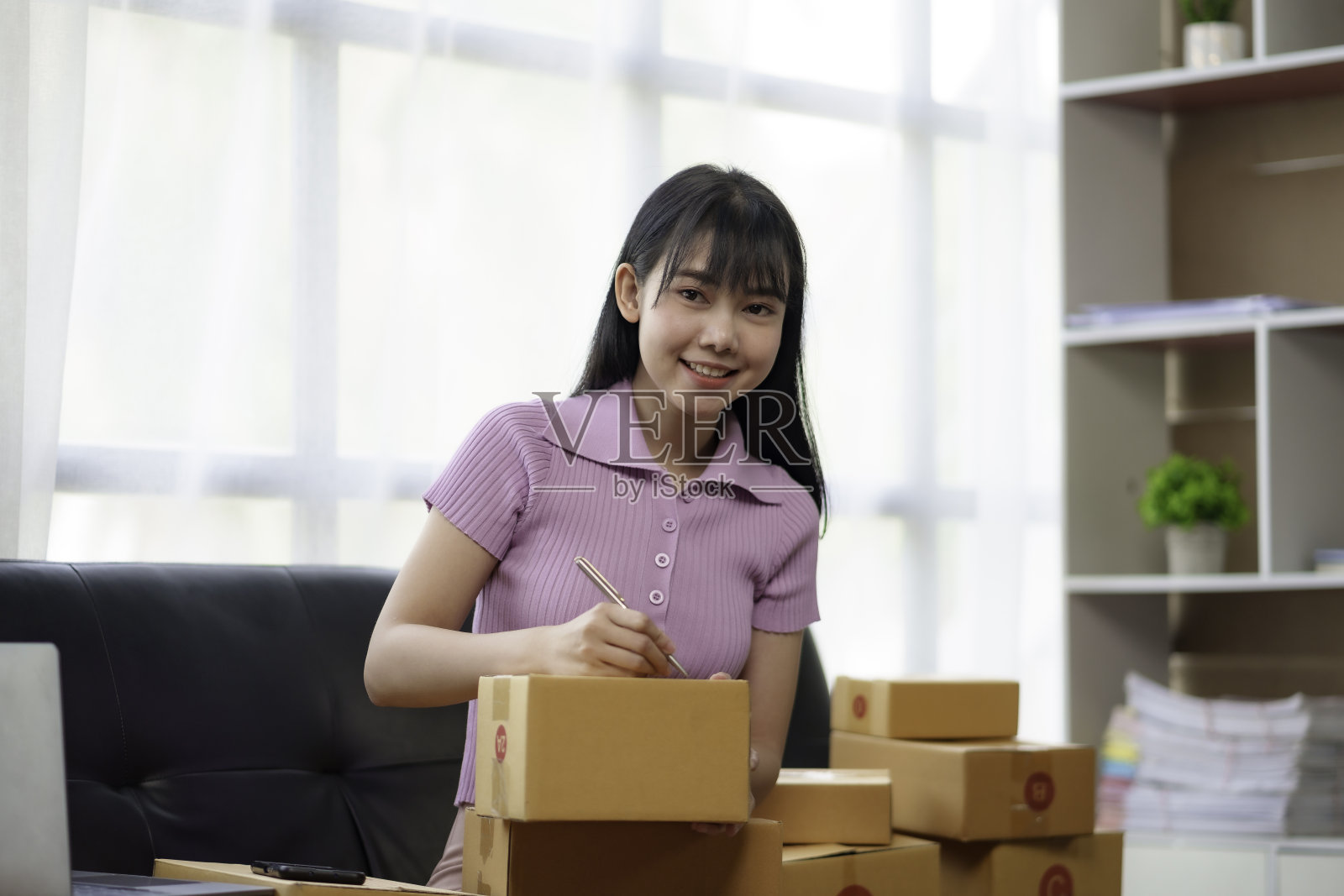 为客户准备包裹箱。检查余额和正确的送货地址和电话号码，并记下这些信息，看看相机。照片摄影图片