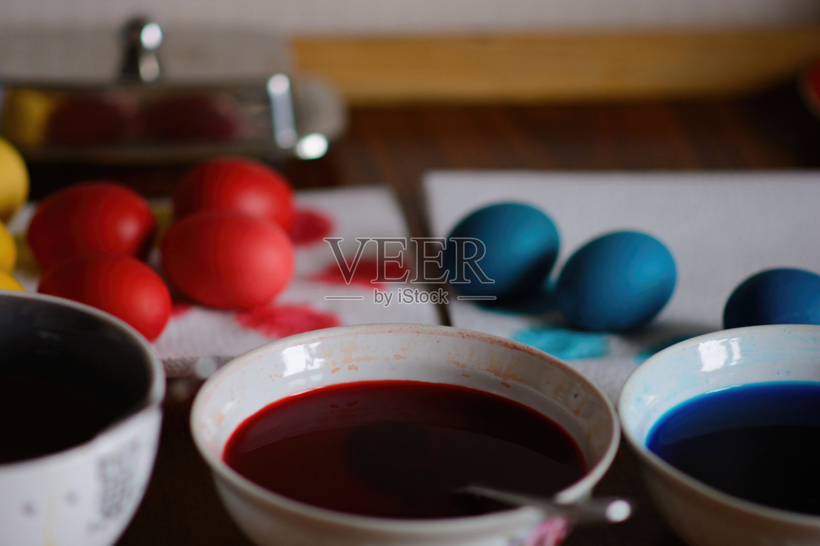 在餐巾纸上涂完蛋后，把蛋涂干。照片摄影图片