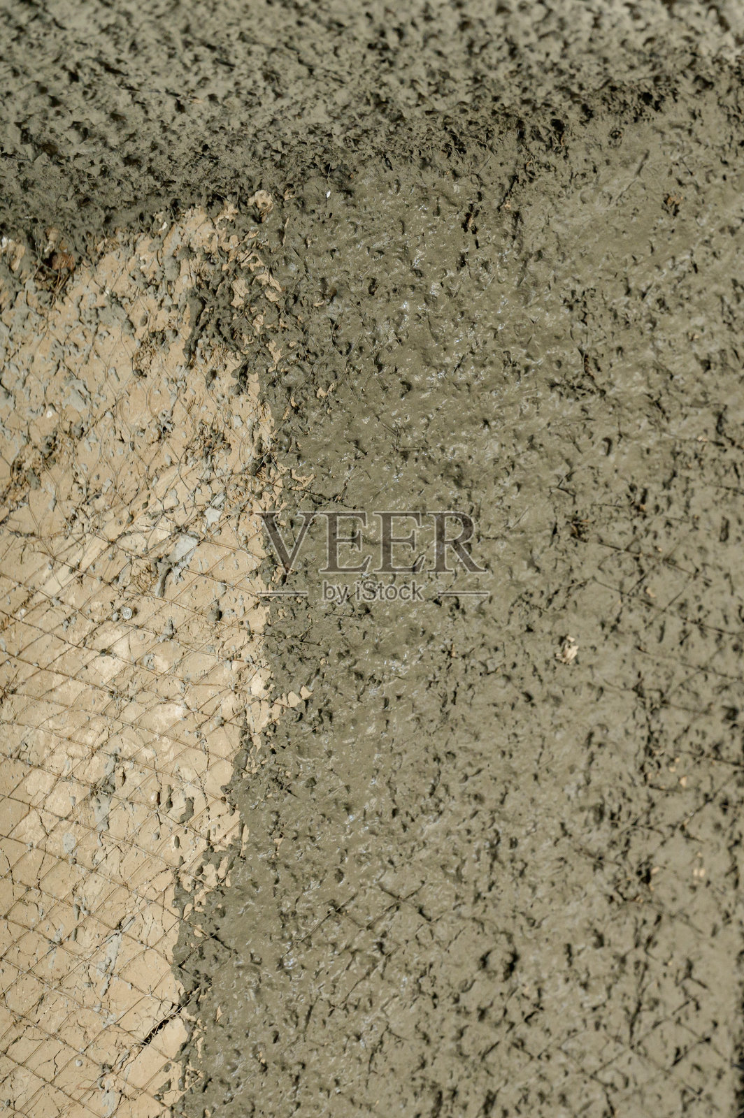 工匠将液态混凝土溶液扔到墙上，这是墙上的第一层石膏。照片摄影图片