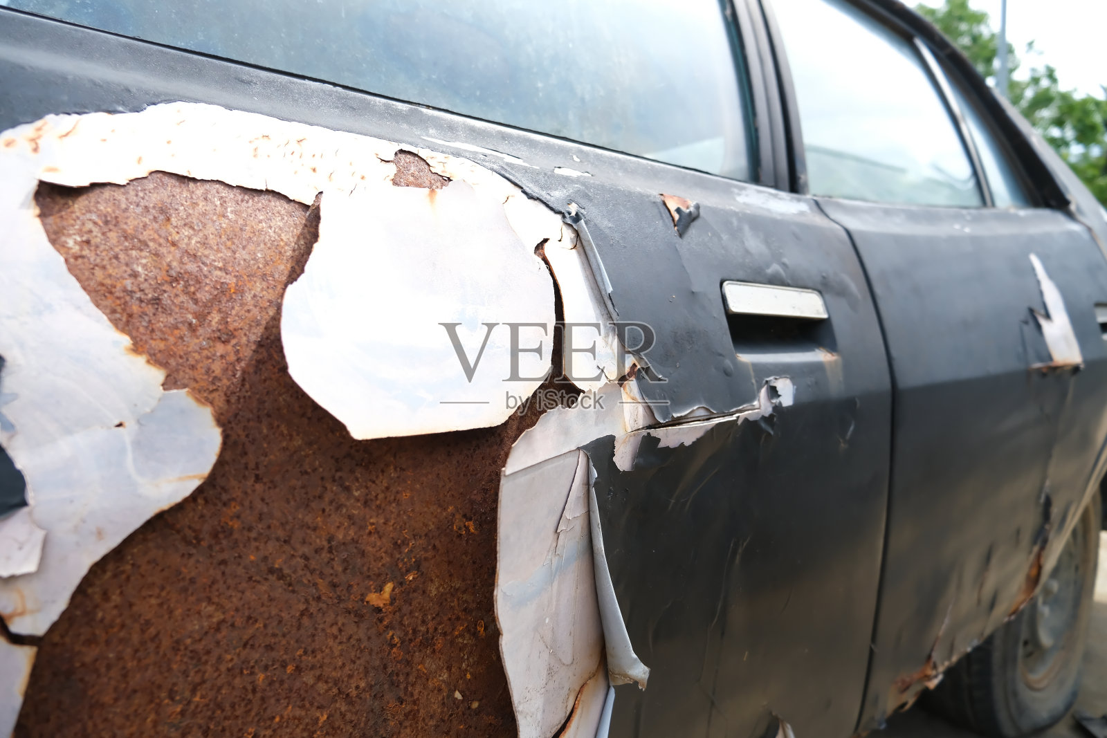 腐烂破碎的汽车残骸。照片摄影图片