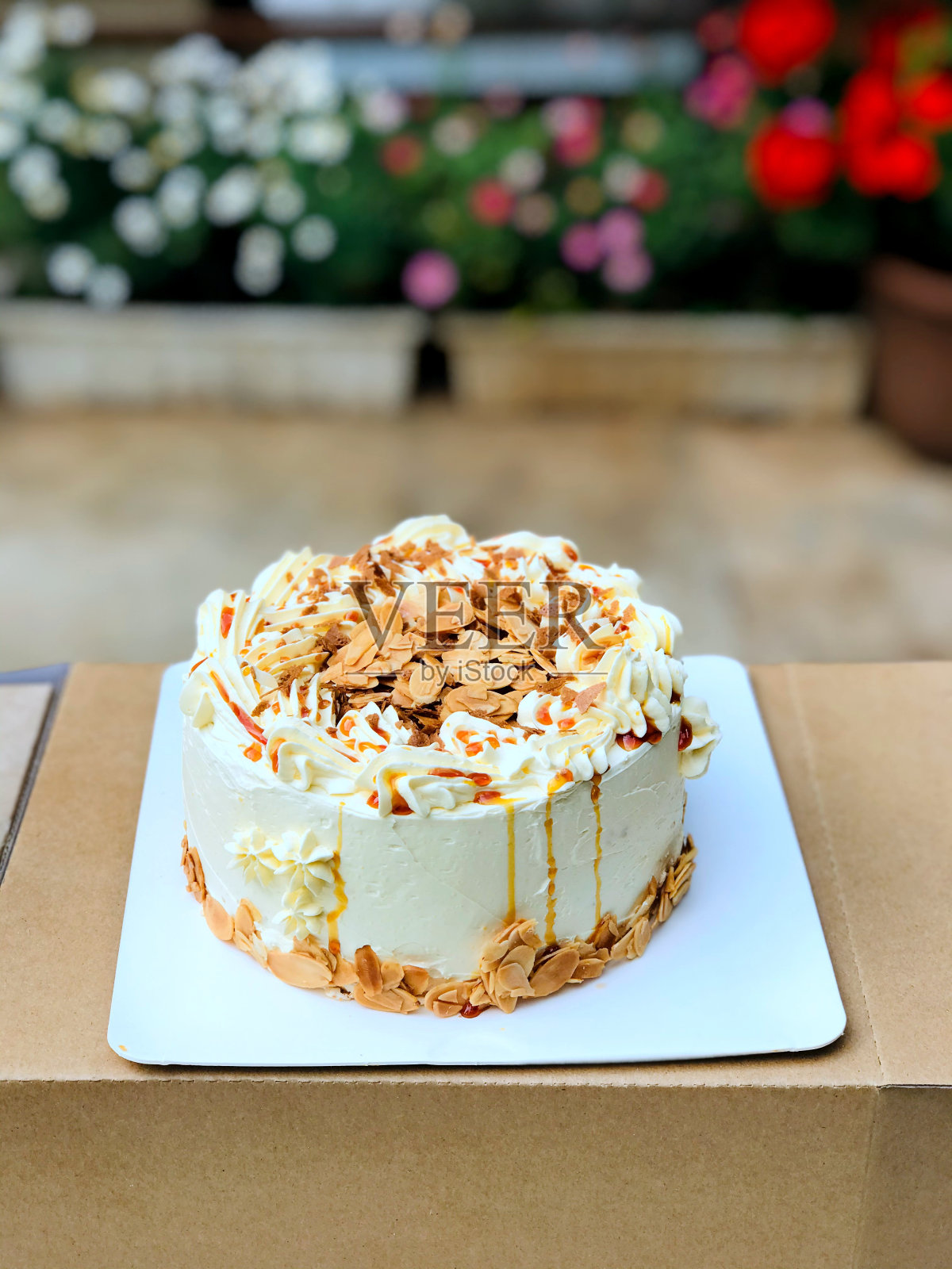 自制焦糖杏仁奶油蛋糕照片摄影图片