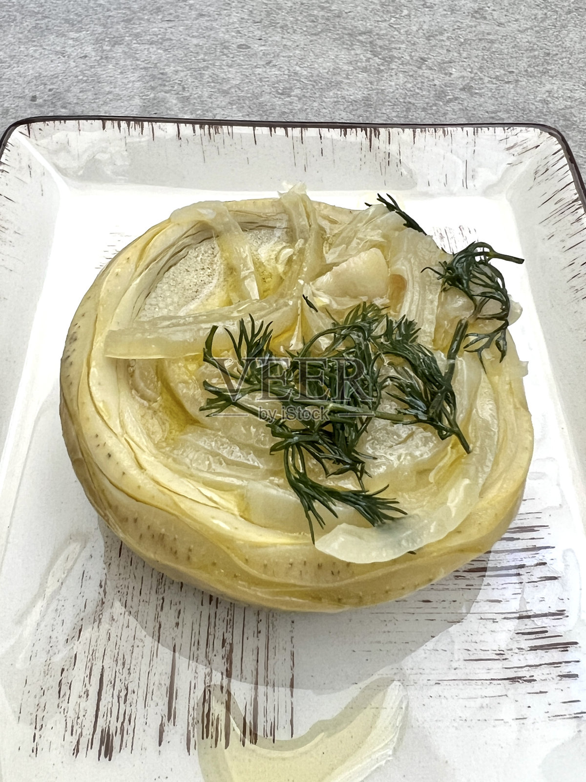 美味的洋蓟配上橄榄油放在盘子里照片摄影图片