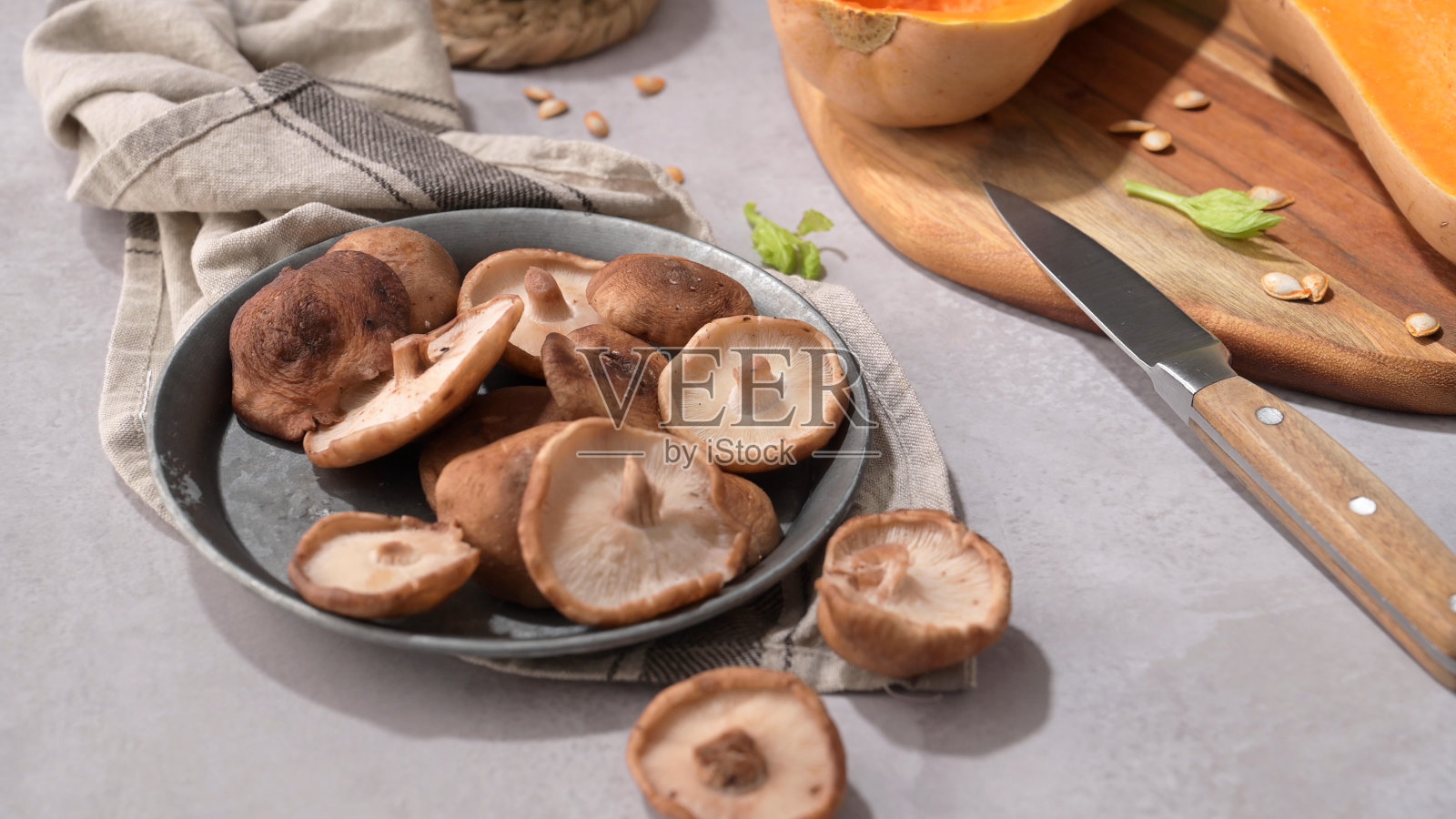 厨房工作台上摆放着秋天的蔬菜照片摄影图片