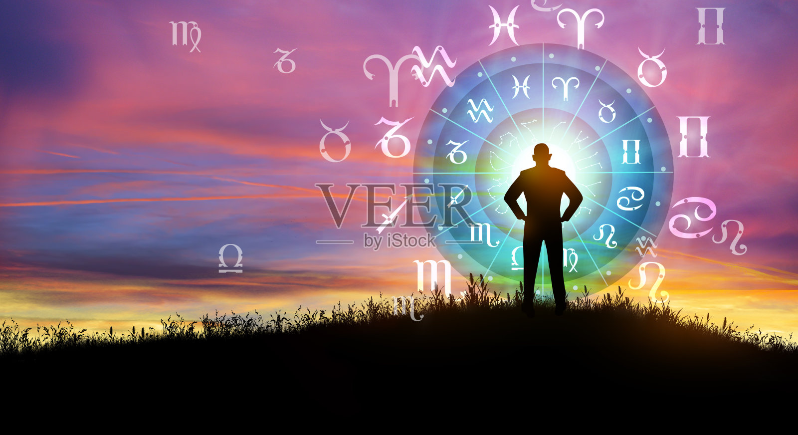 男人轮廓在黄道轮和日出背景下咨询太阳，宇宙力量的概念照片摄影图片