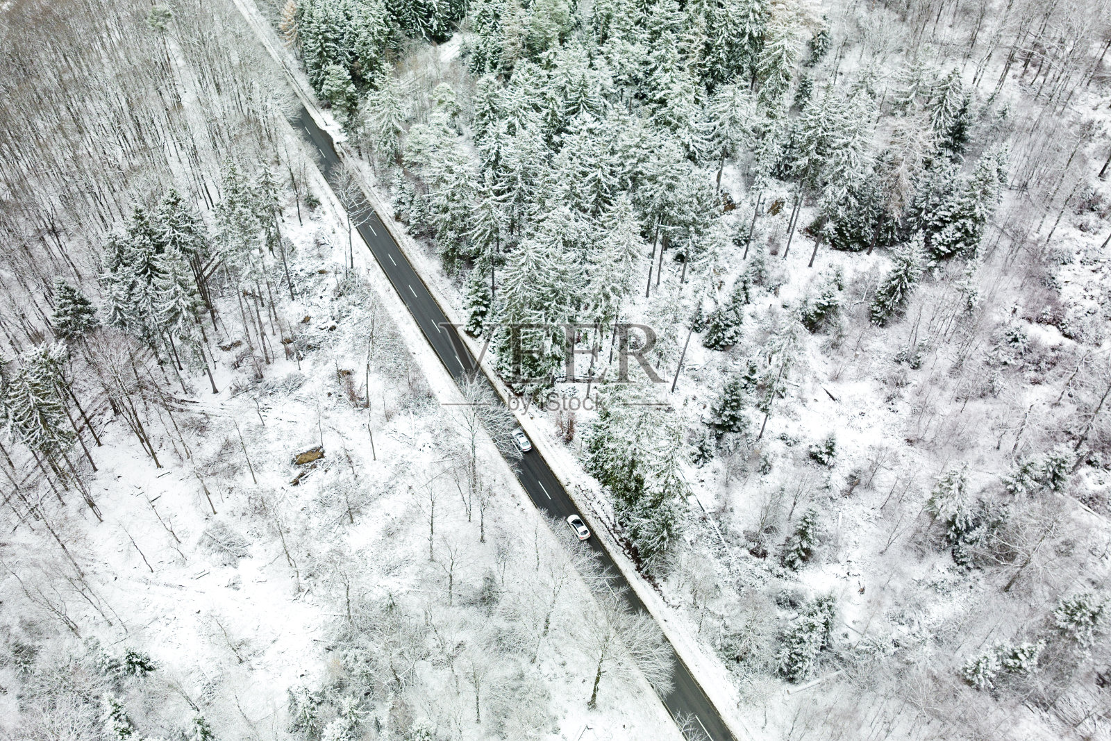 道路穿越冬季景观-鸟瞰照片摄影图片