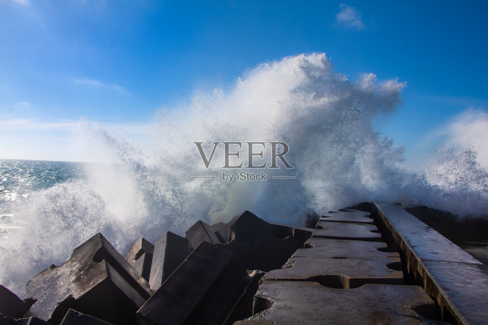 拉巴特海滩上的巨浪照片摄影图片