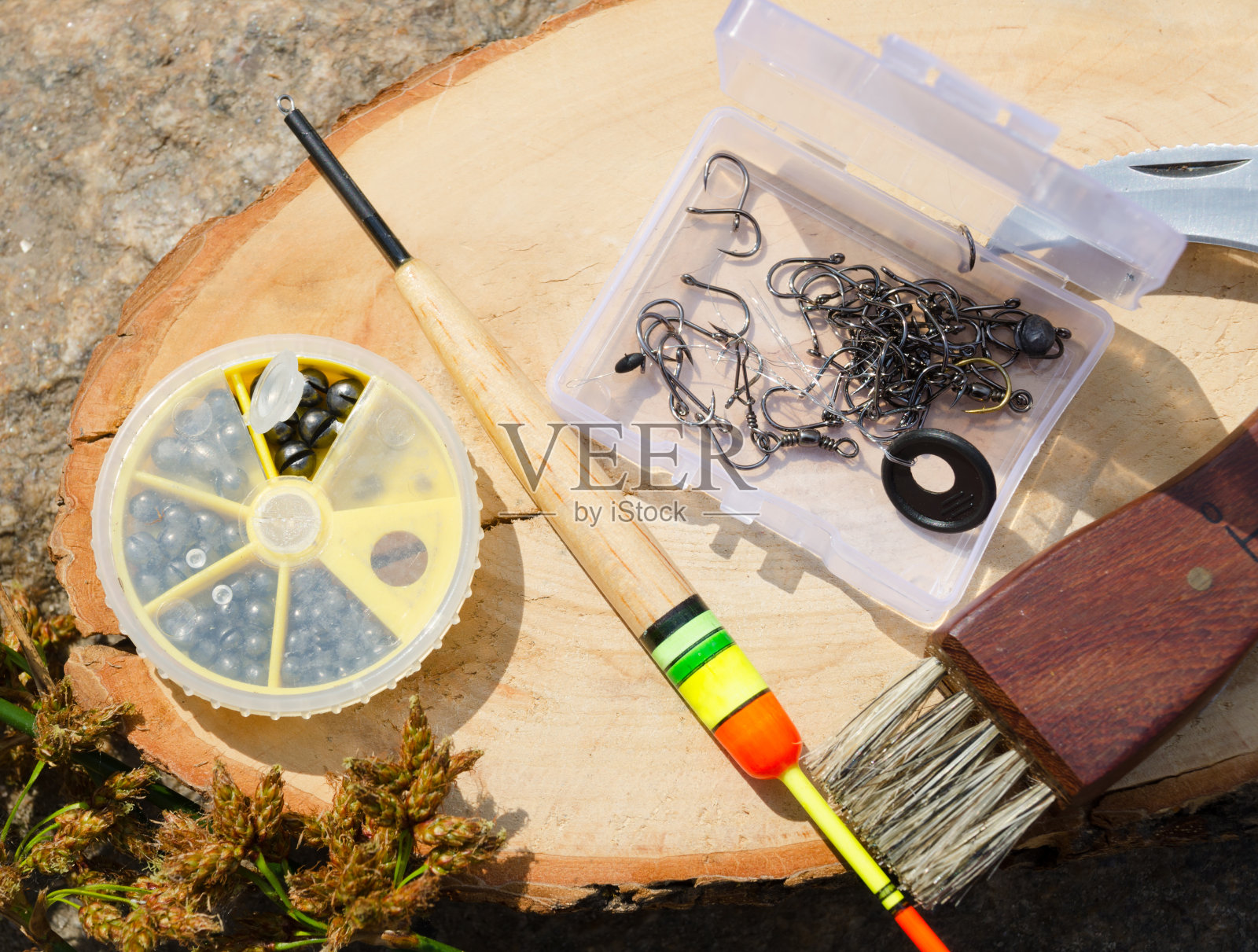 第聂伯河附近一个树桩上的渔具。照片摄影图片