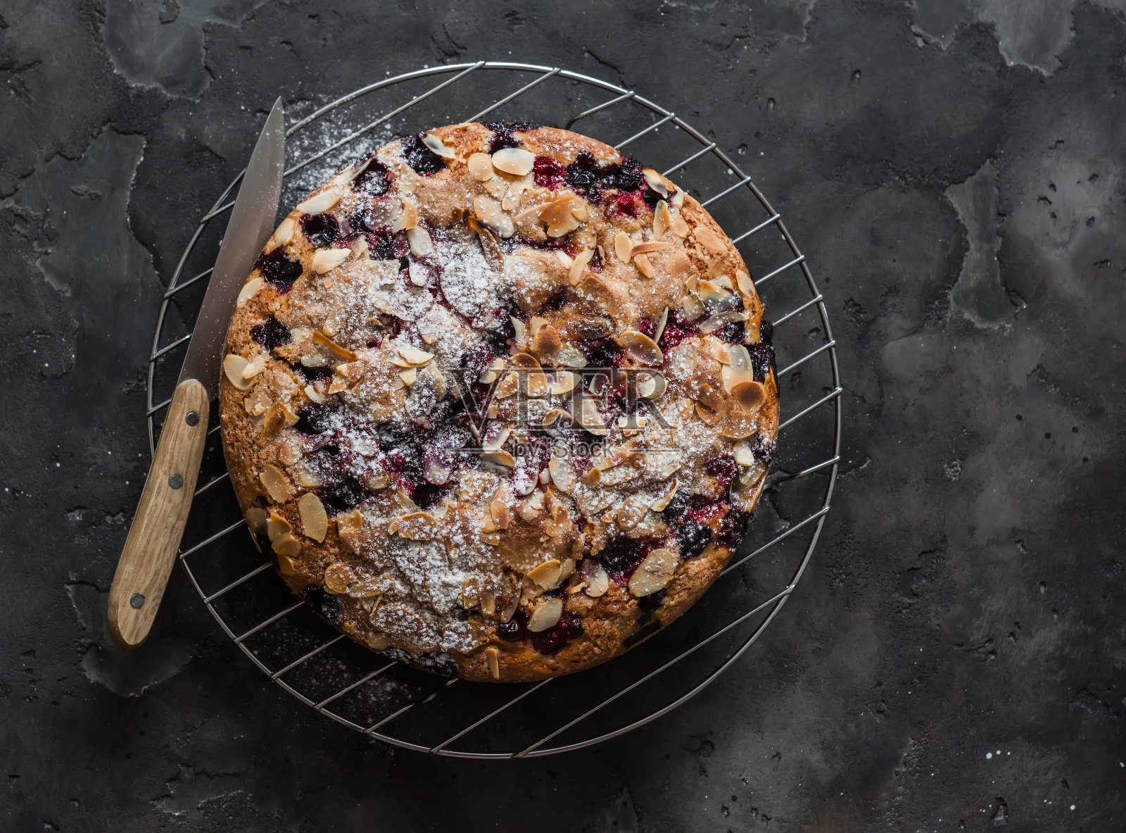 黑红醋栗小蛋糕，黑色背景，俯视图。夏季茶话会的甜点照片摄影图片