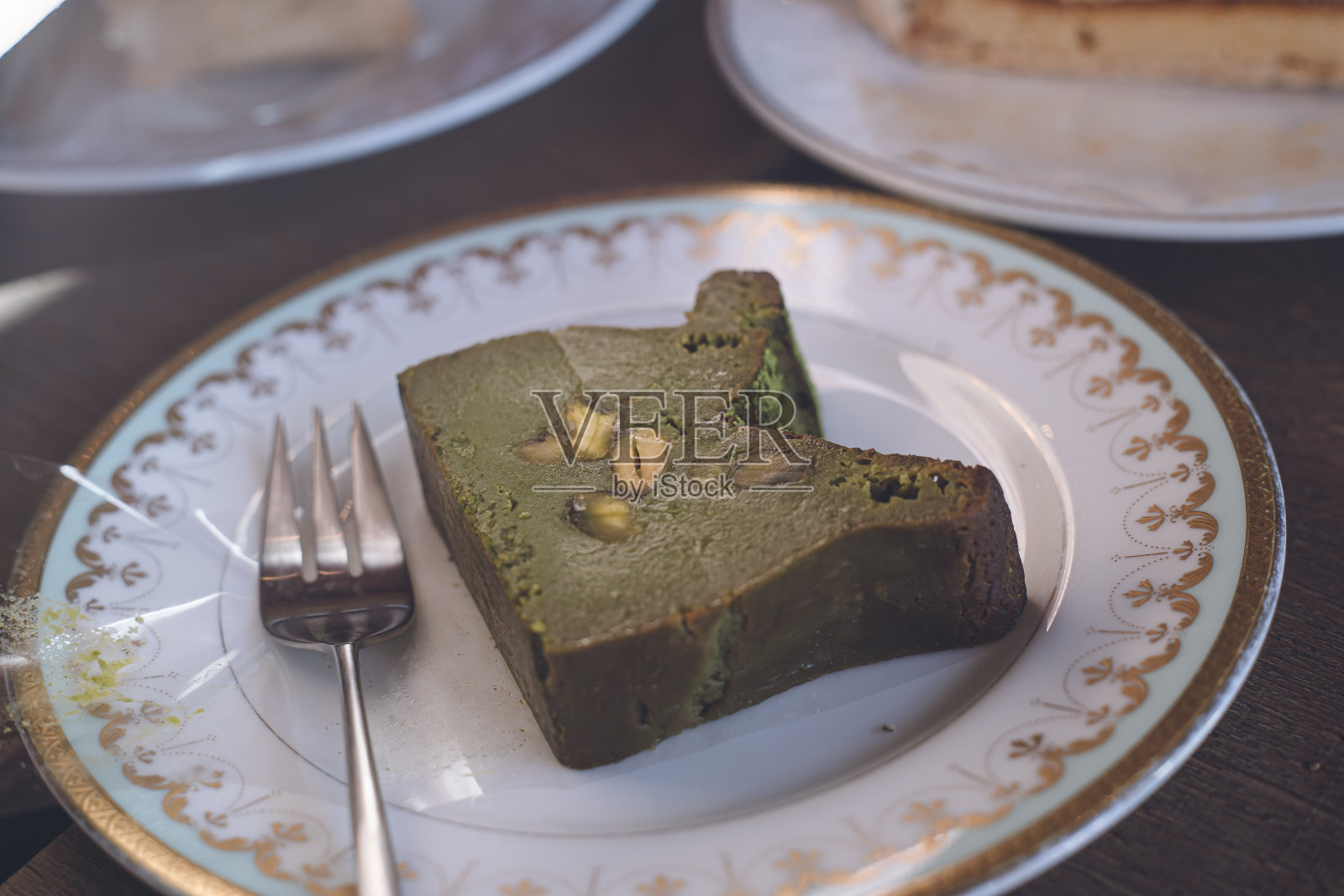 美味的咖啡和抹茶砂锅，在咖啡馆喝茶的时间照片摄影图片