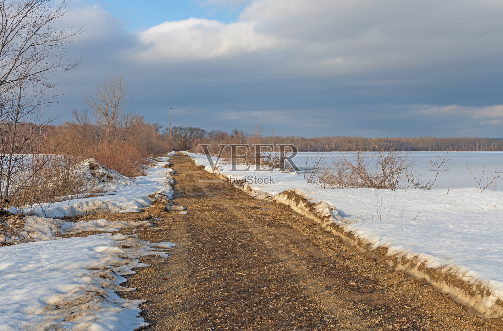 冬季场景中的碎石路照片摄影图片