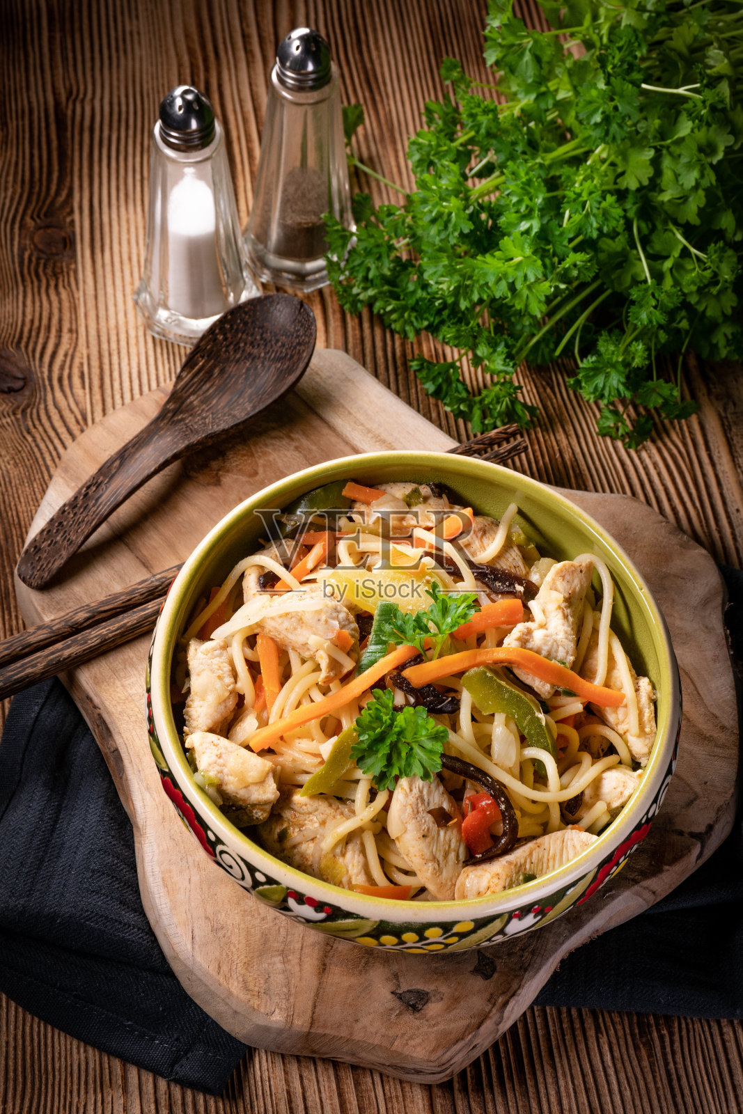 鸡肉蔬菜炒面。照片摄影图片