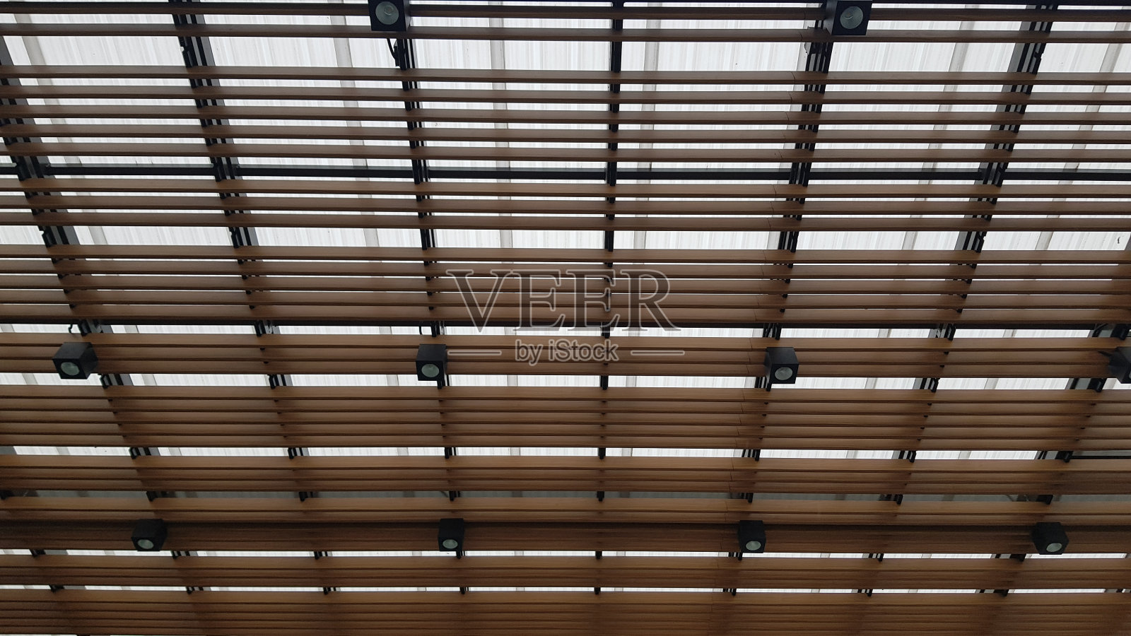 用灯泡装饰的木制天花板照片摄影图片