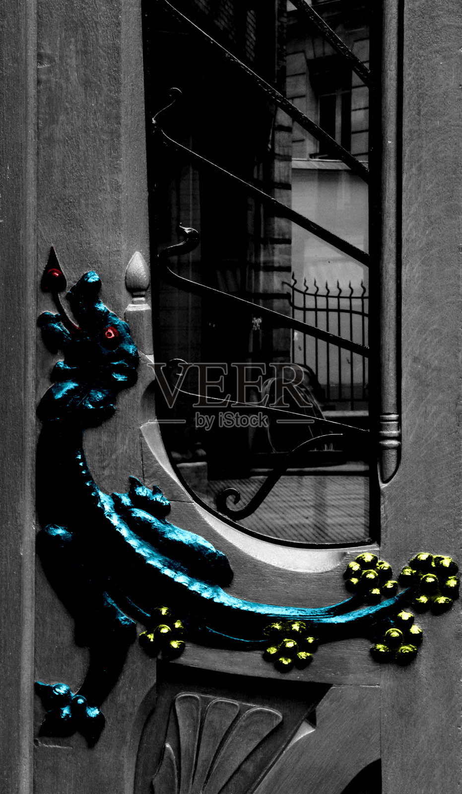 龙钉在正门上照片摄影图片