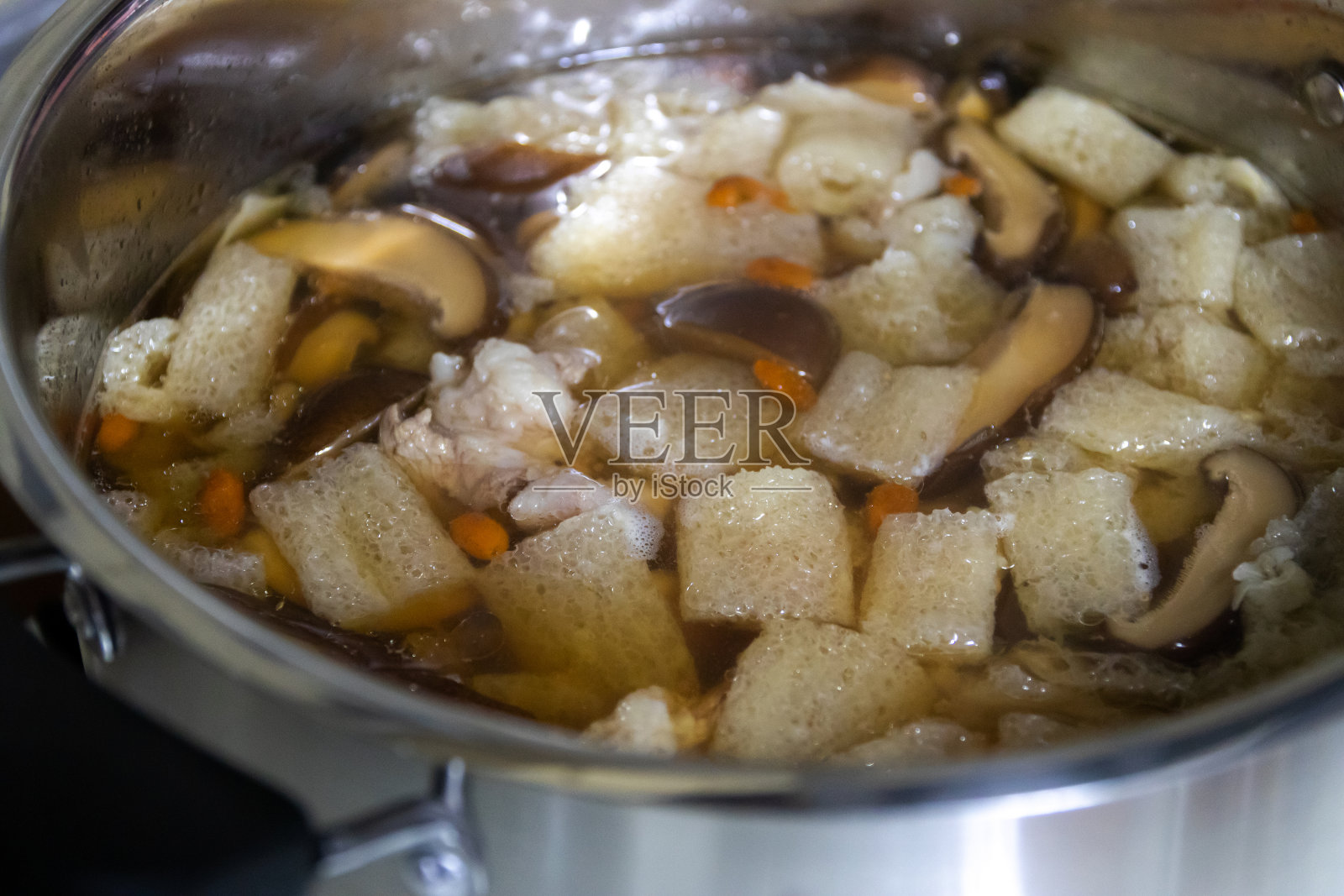 大锅竹菇排骨汤。照片摄影图片