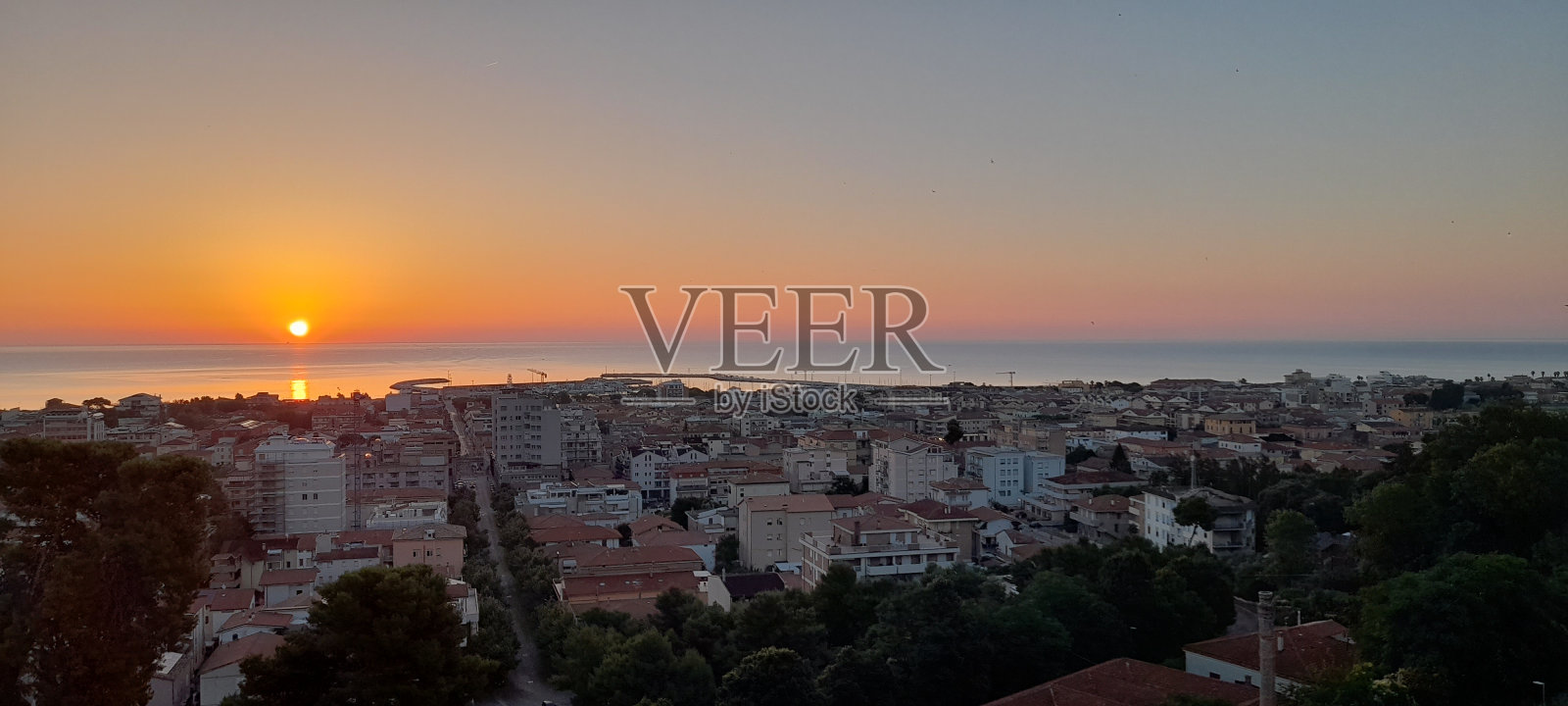 朱利安诺娃镇的第一缕曙光照片摄影图片