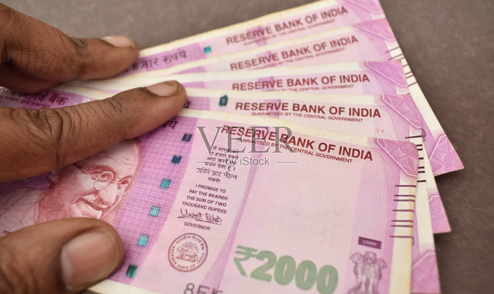 印度2000卢比纸币的选择性对焦照片，上面有印度储备银行的字母。照片摄影图片