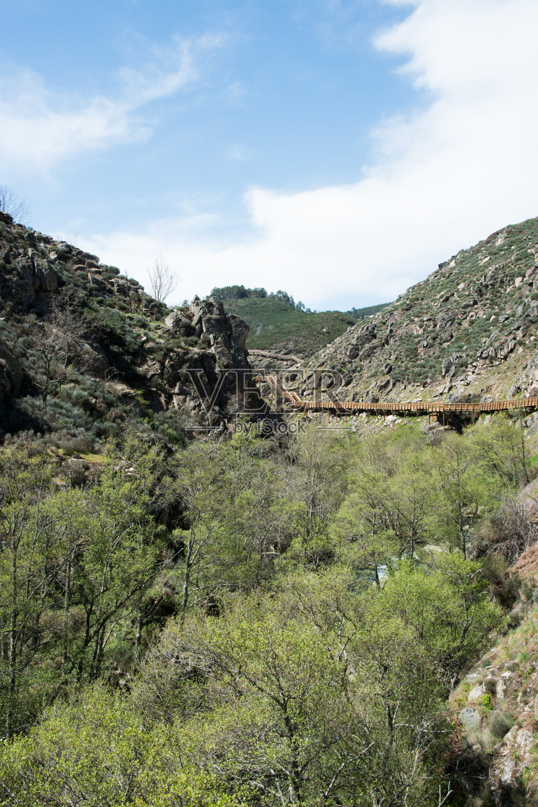 葡萄牙瓜尔达斯特雷拉地质公园的Mondego人行道照片摄影图片