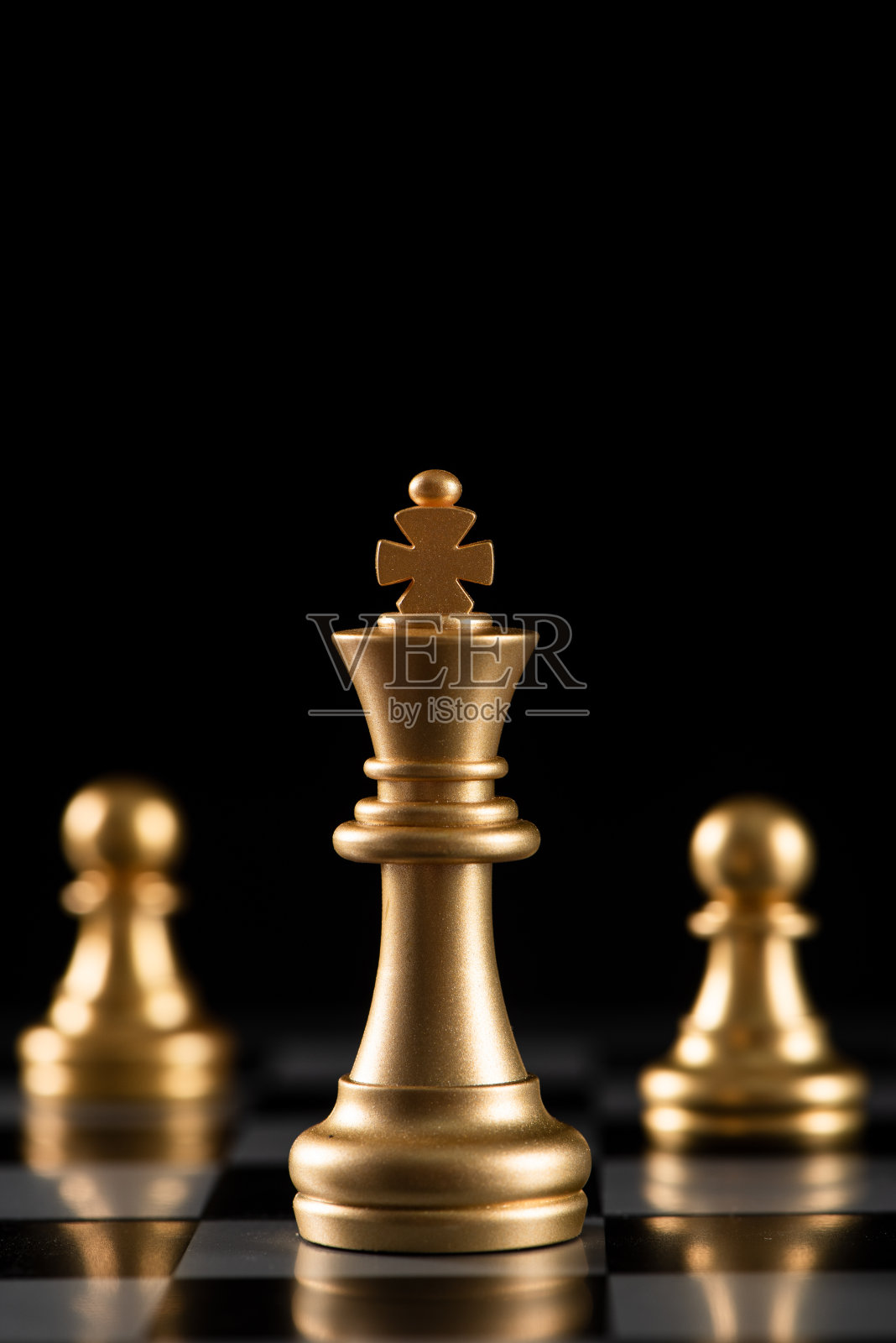 棋盘上的棋王，领袖和成功的理念照片摄影图片