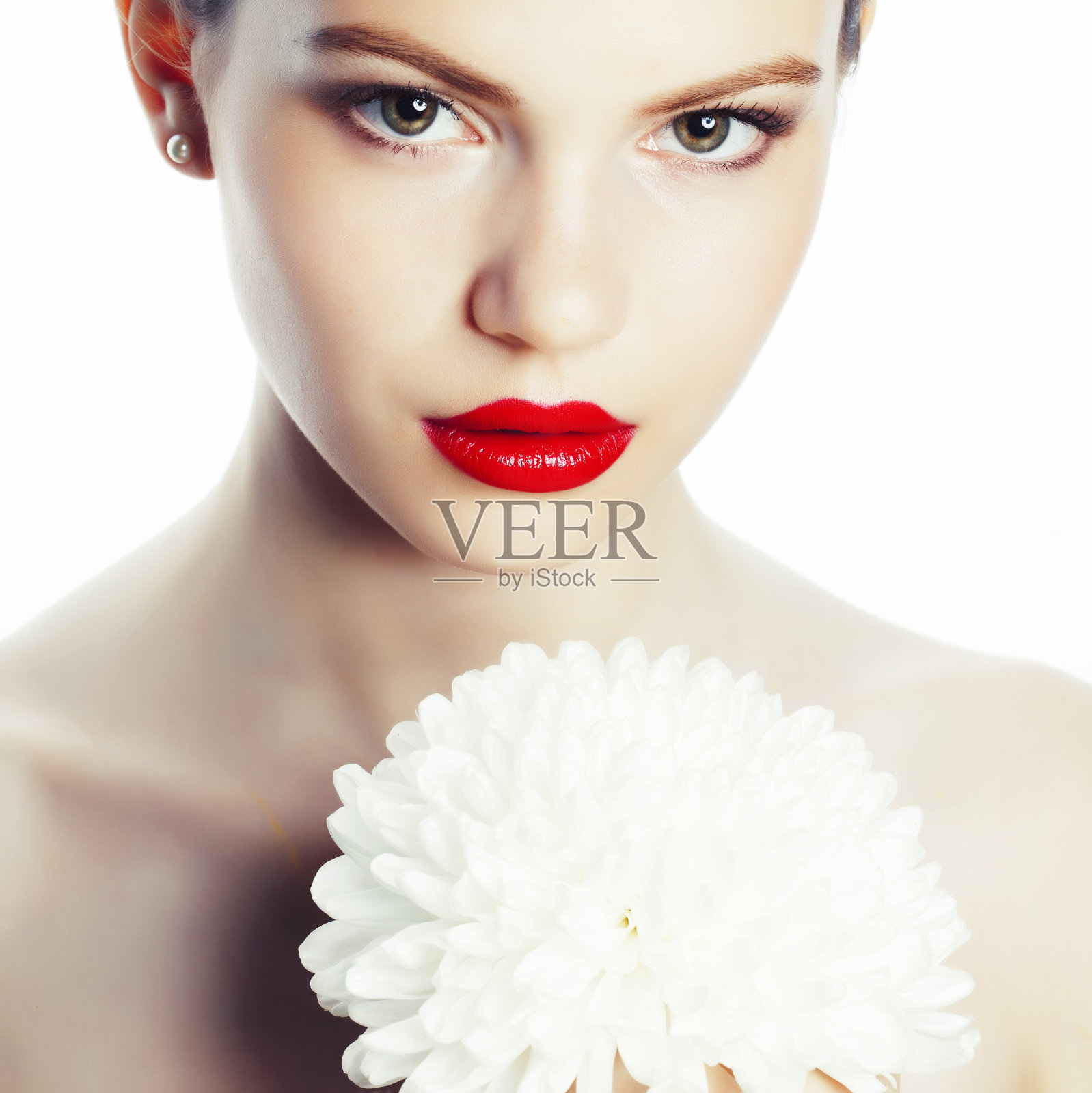 年轻的黑发女子封闭孤立在白色背景与花，温泉保健人的概念照片摄影图片