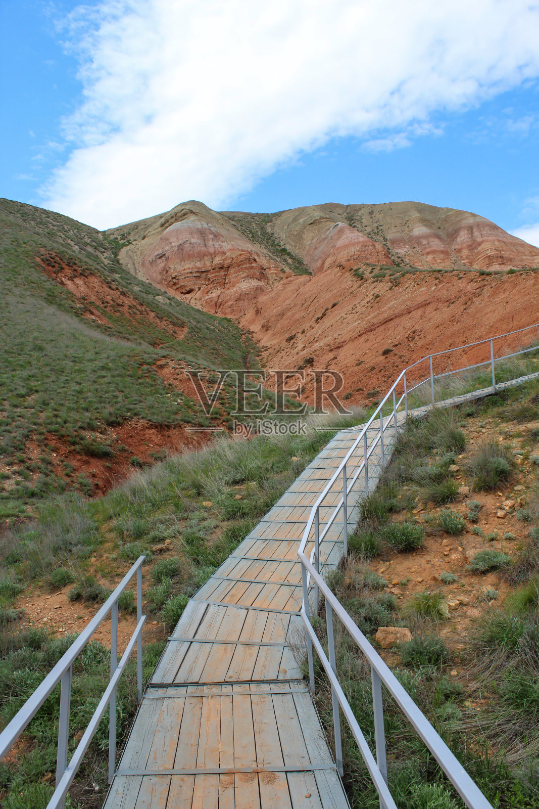 穿过大博格多山的木路照片摄影图片