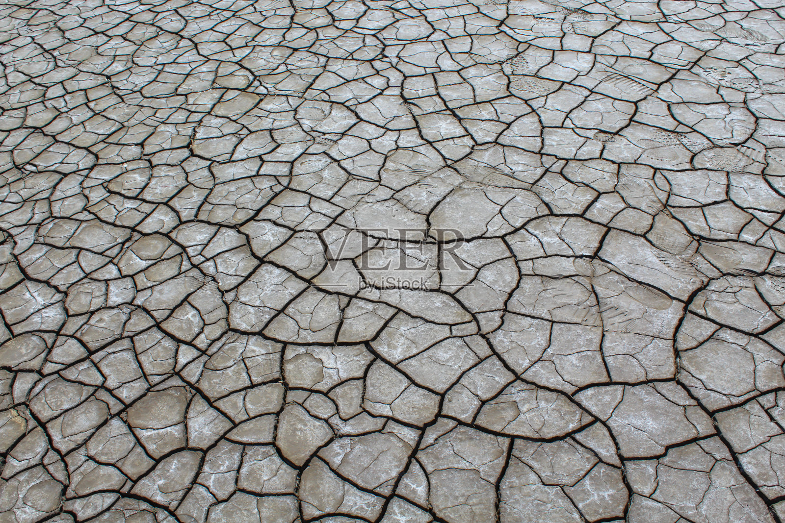 近距离拍摄俄罗斯阿斯特拉罕巴斯昆恰克湖覆盖着盐的干涸土地照片摄影图片