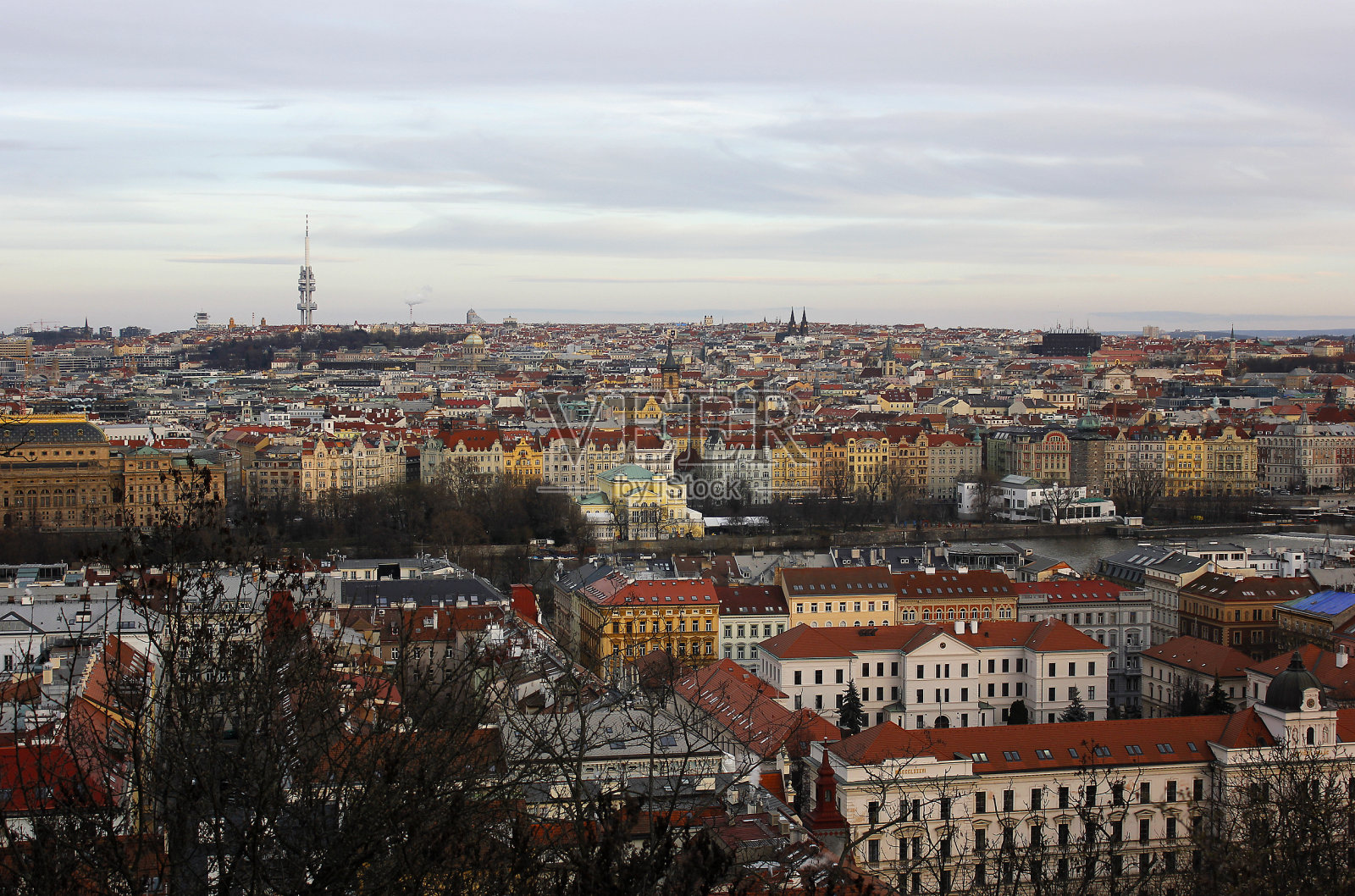 布拉格城市风光，历史建筑的红色屋顶和兹科夫电视塔照片摄影图片