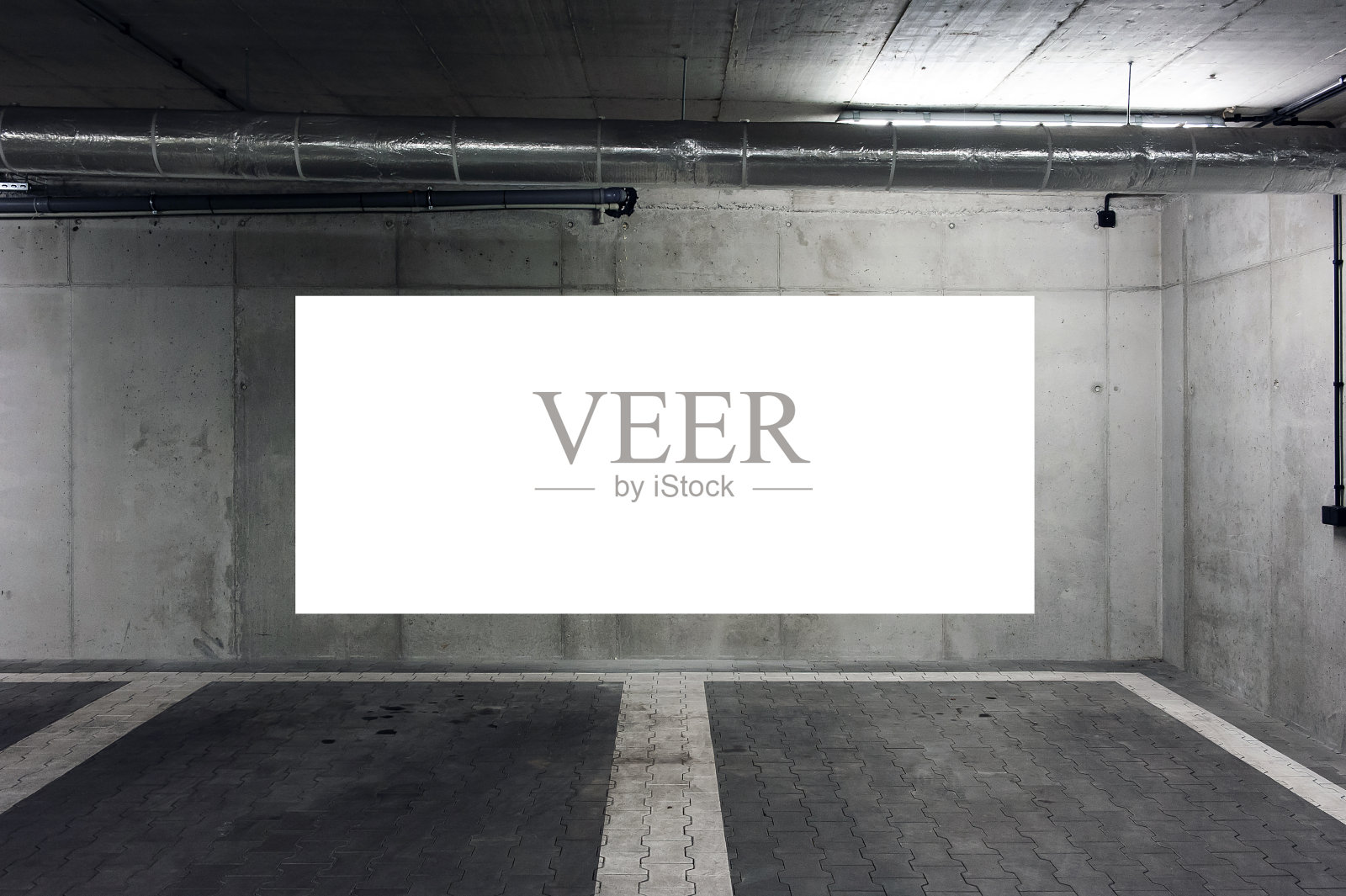 地下停车场墙上的空白白旗广告照片摄影图片