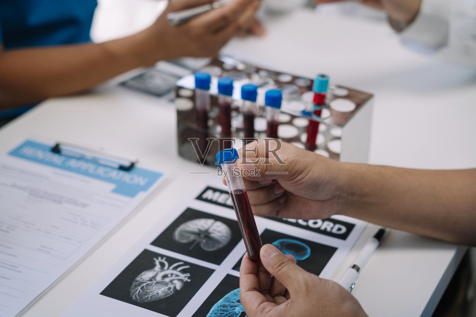 医疗团队致力于数字平板保健医生技术平板电脑，利用电脑对医院的医疗报告结果进行分析。照片摄影图片