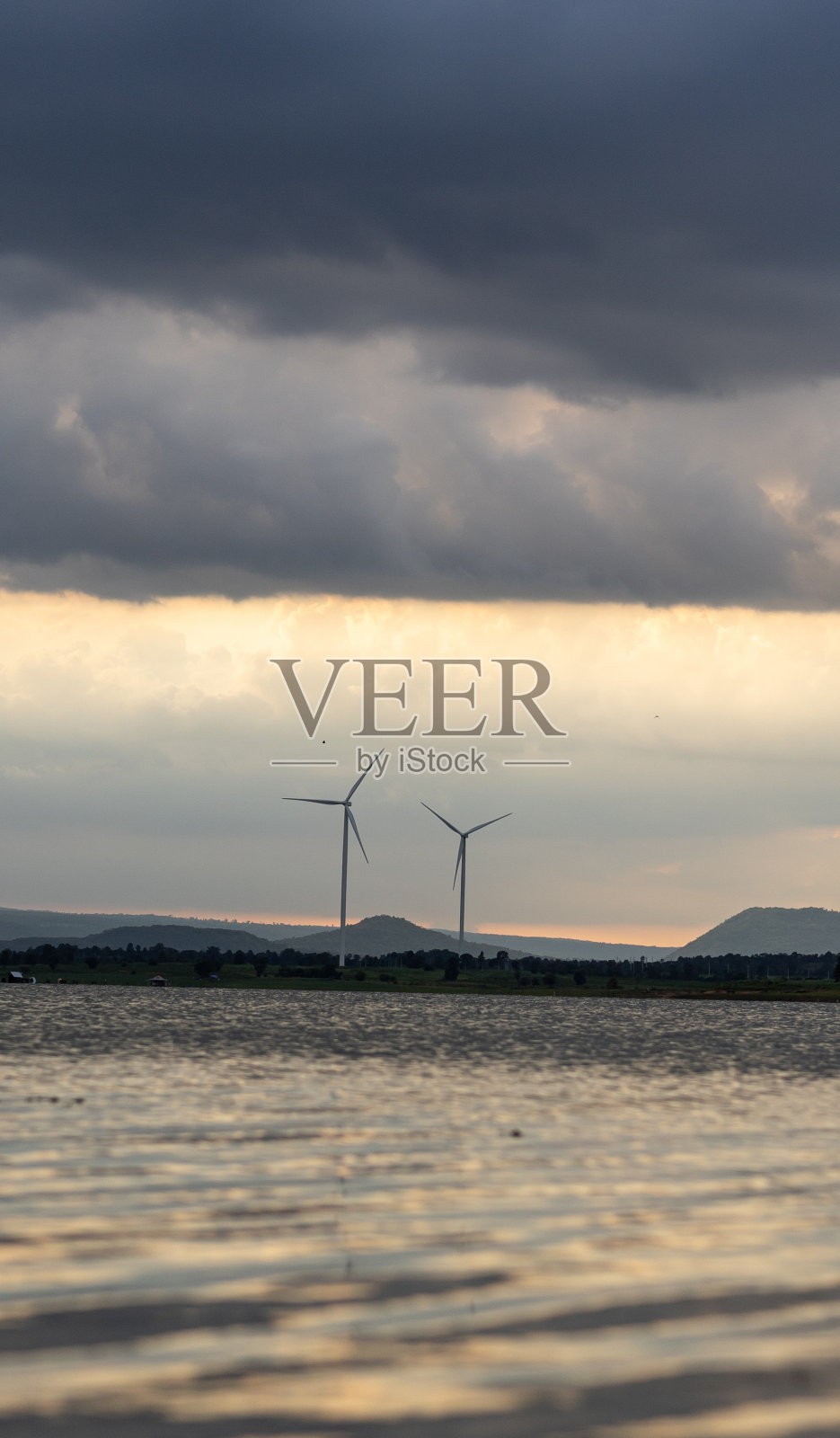 傍晚的风车田水面和美丽的天空在泰国猜雅府。照片摄影图片