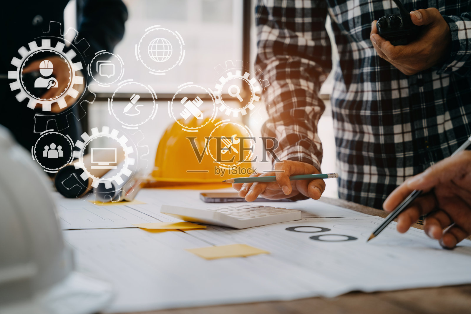 工程师团队会议，在公司办公室与合作伙伴一起完成项目图纸会议。亚洲行业专业团队照片摄影图片