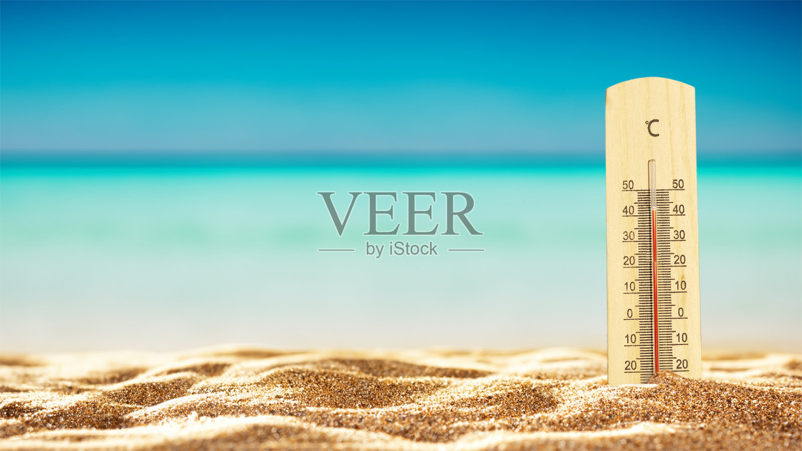 沙滩上的夏日温度计和空旷的空间供您装饰。照片摄影图片