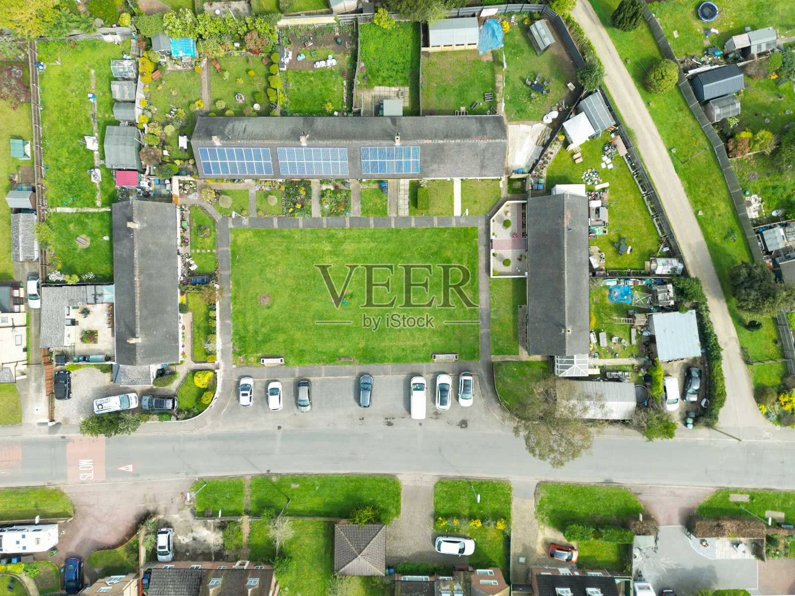 无人机俯瞰社会住房，包括梯田平房。照片摄影图片