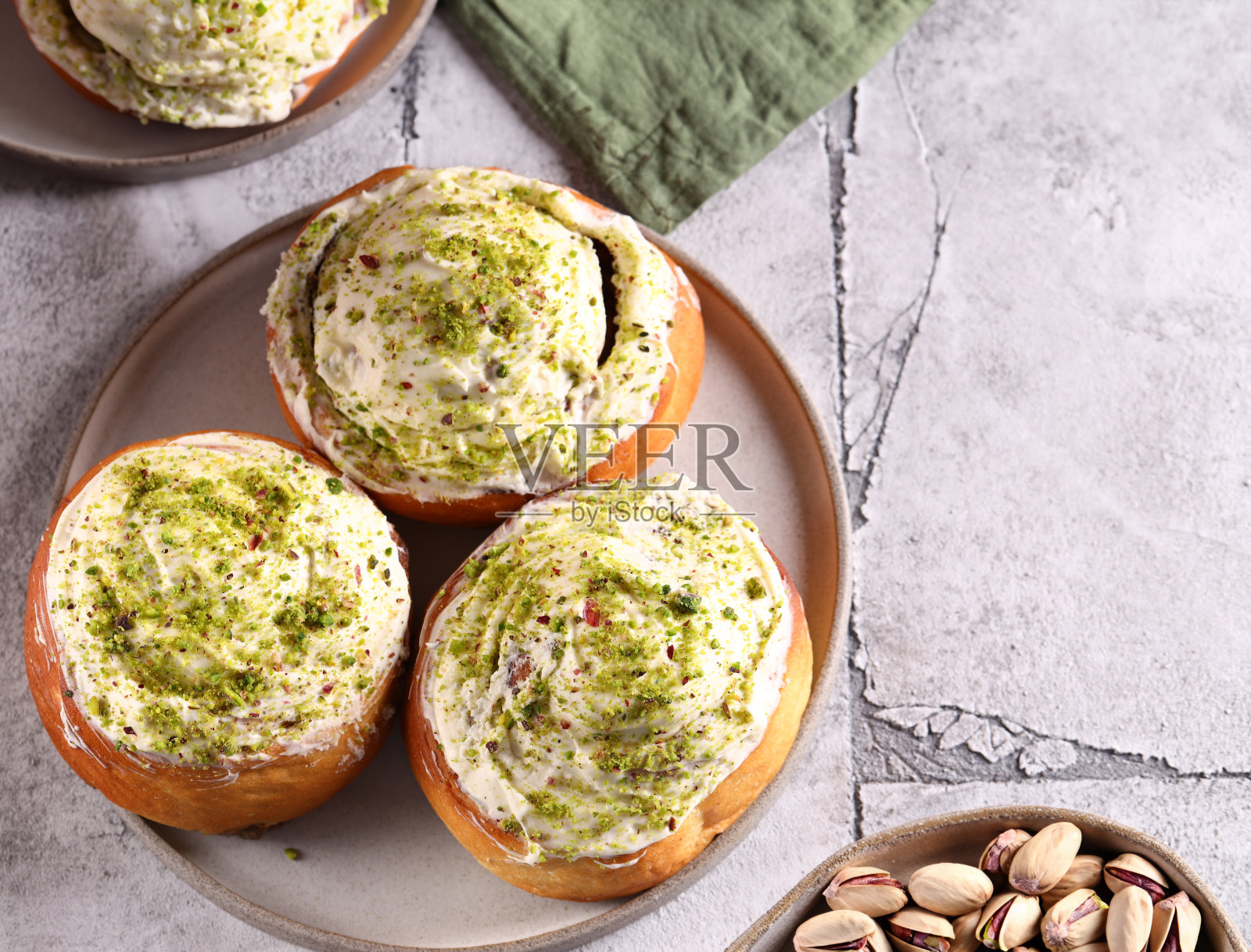 传统的肉桂面包配开心果照片摄影图片