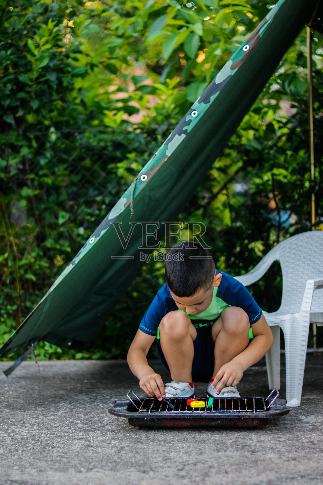 一个小男孩带着帐篷露营照片摄影图片