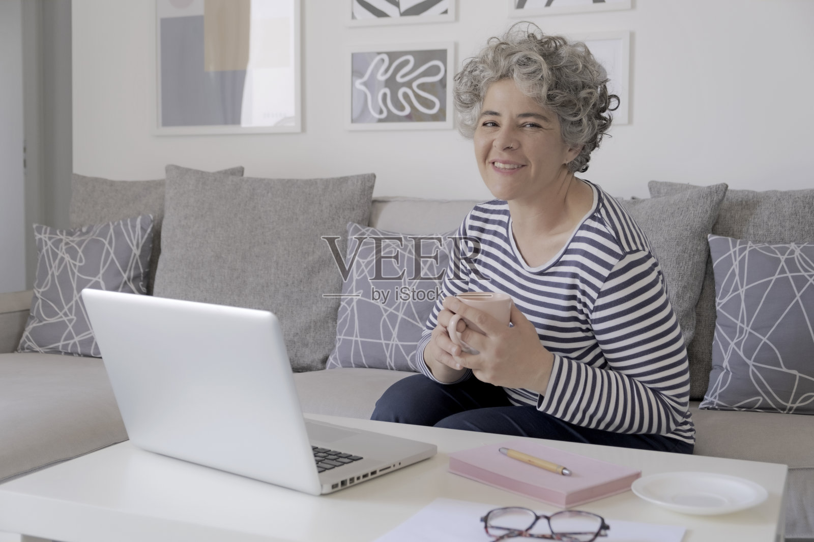 快乐时髦的中年女性远程办公照片摄影图片