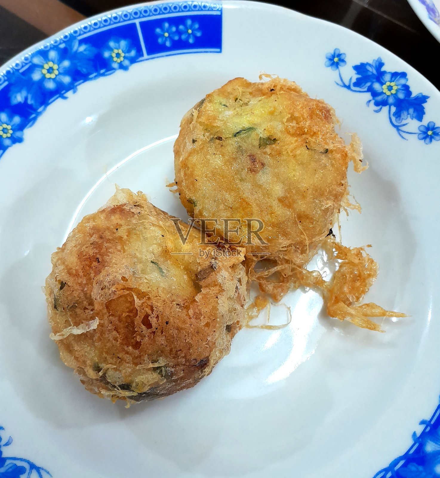 印尼西苏门答腊岛食物——Nasi Padang——传统的辣味土豆馅饼。这是一道典型的巴东菜，可以在大多数巴东masakan餐厅或其他地方找到。照片摄影图片