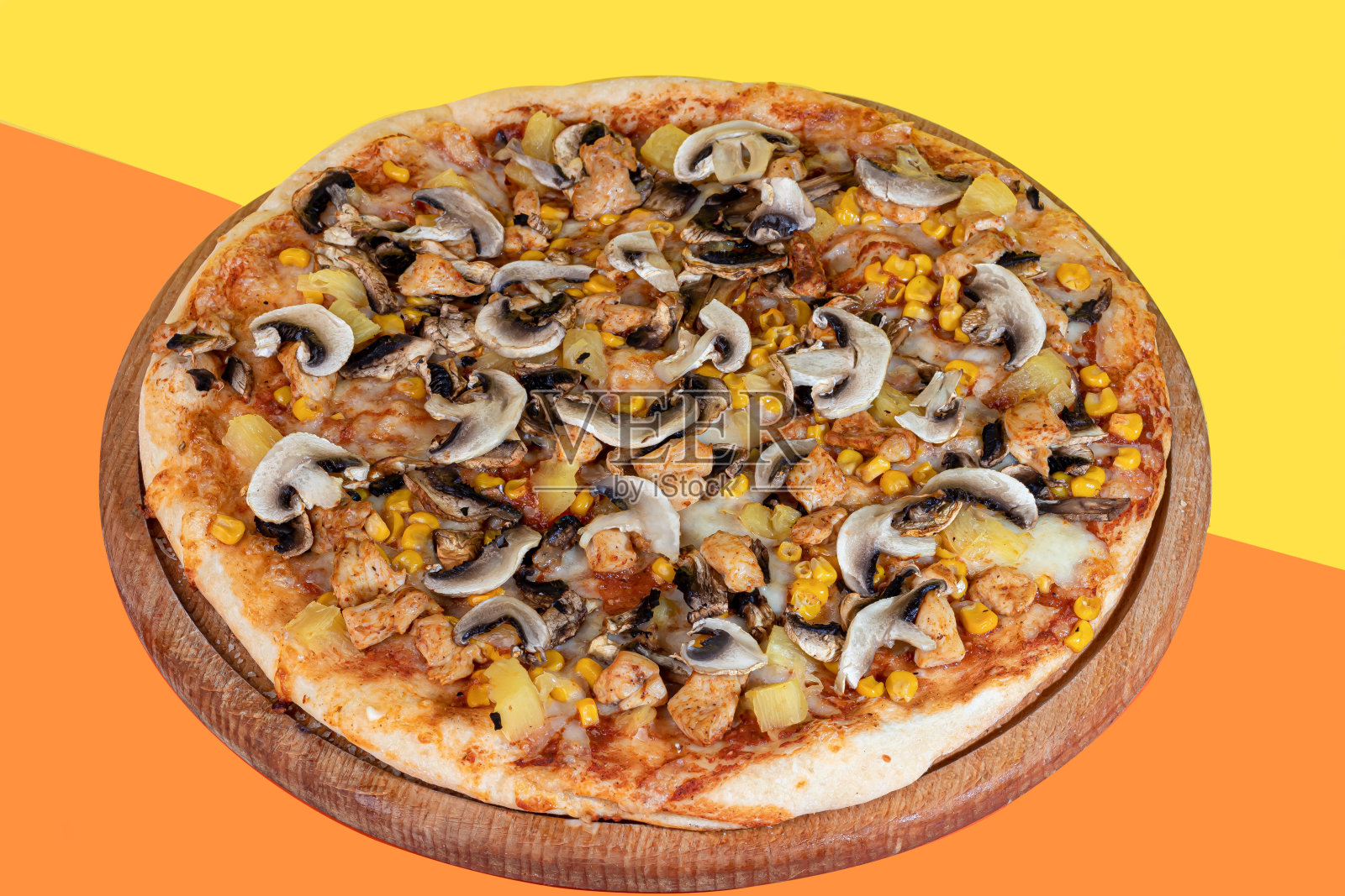 用木制盘子盛上培根芝士和香草披萨，配上芝士和圣女果。在彩色背景上。照片摄影图片