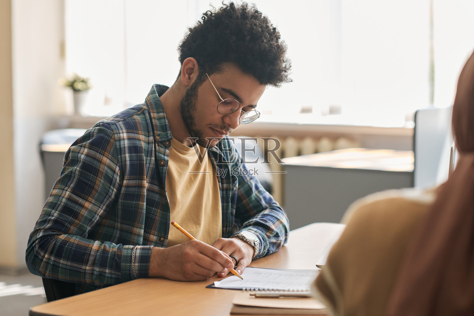 学生在课堂上的写作考试照片摄影图片