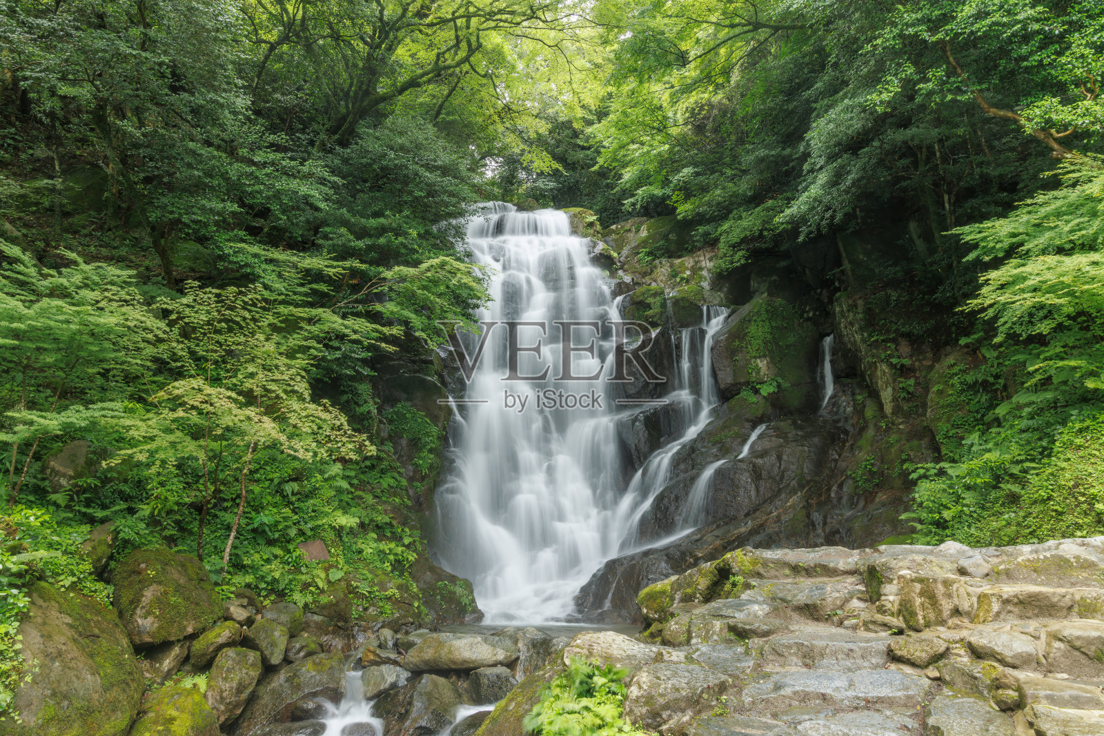 福冈县的负离子瀑布(伊德岛白东瀑布)照片摄影图片