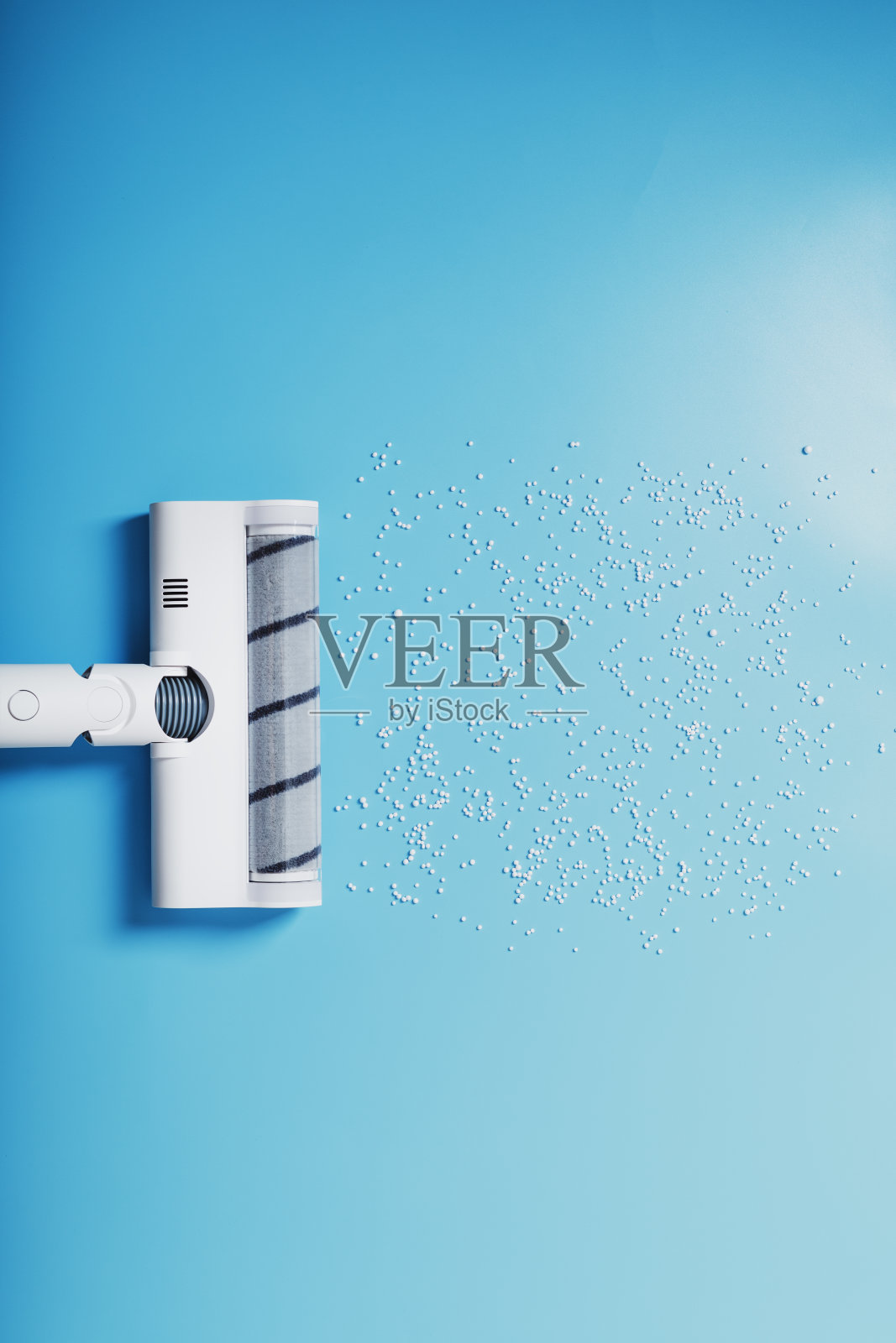 现代吸尘器涡轮刷的喷嘴在蓝色背景上清洁垃圾。照片摄影图片