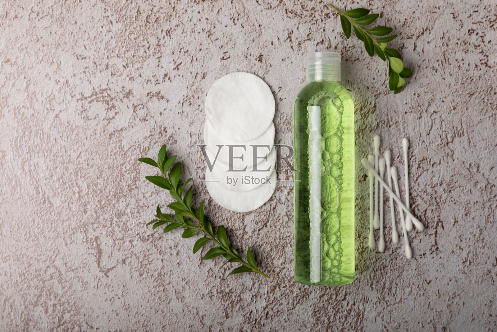 胶束清洁水和卸妆垫。用皮脂和化妆品清洁皮肤。白色大理石背景上的构图。美丽的概念。复制空格文本。平躺照片摄影图片