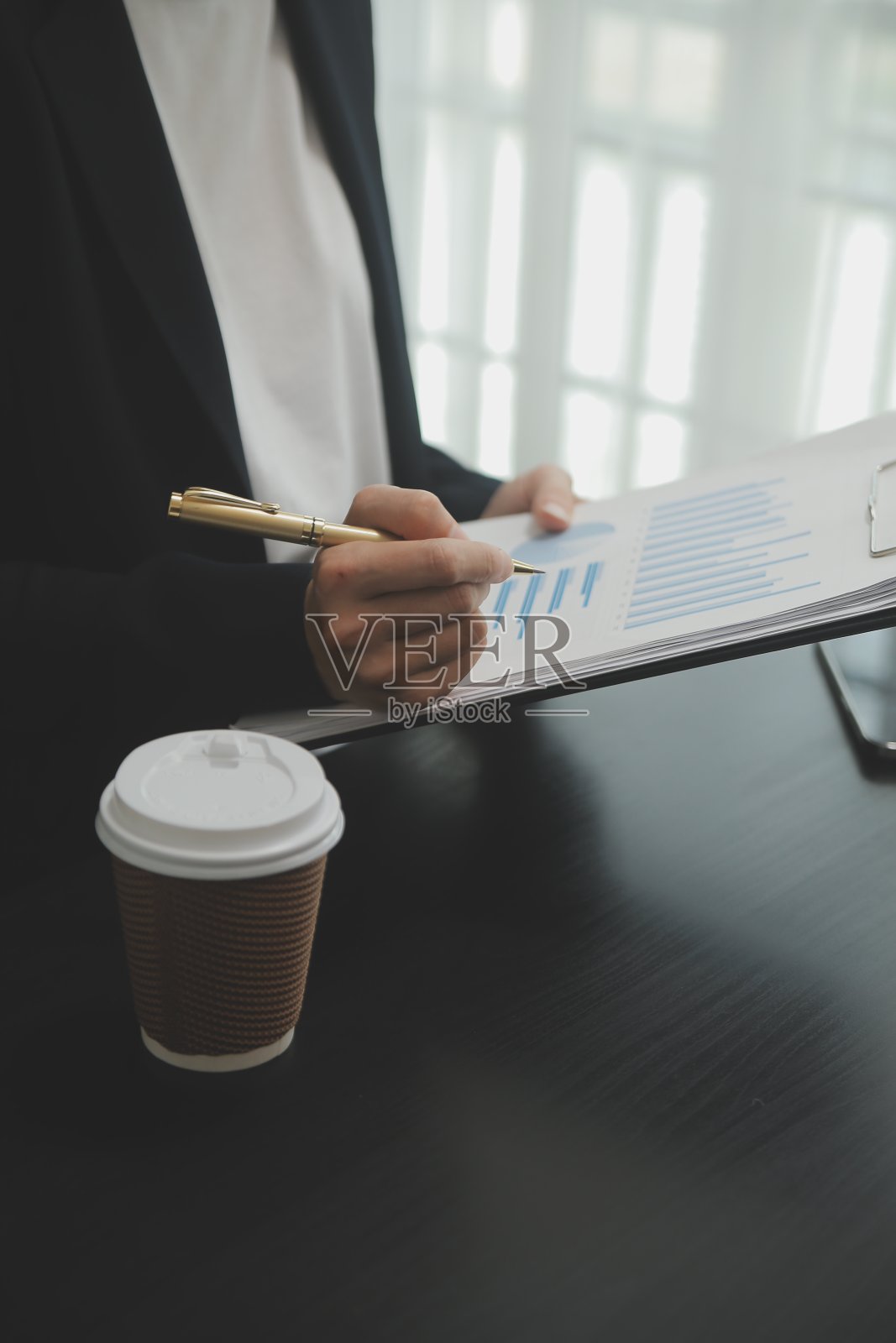 企业家亚洲商人和女商人讨论新的商业项目在平板电脑在现代会议在现代办公室，亚洲商务休闲的概念。照片摄影图片