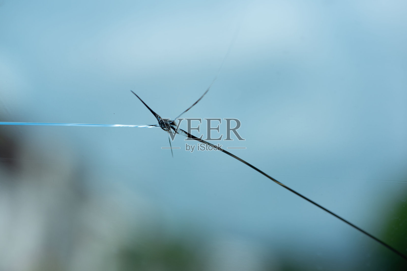 石头砸碎了挡风玻璃。照片摄影图片