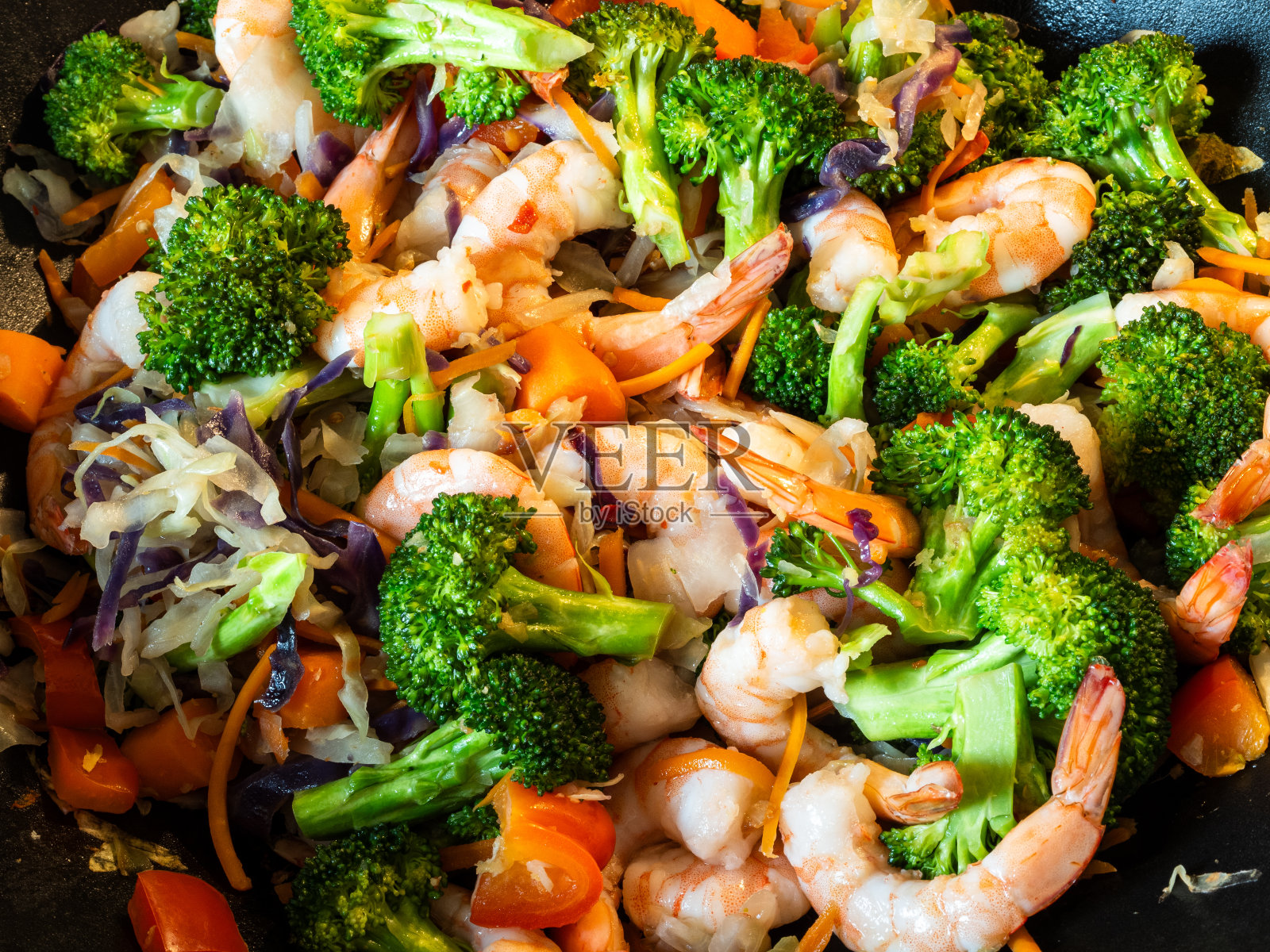 美味，丰富多彩，健康的海鲜炒菜，虾，西兰花，胡萝卜和卷心菜的特写。照片摄影图片